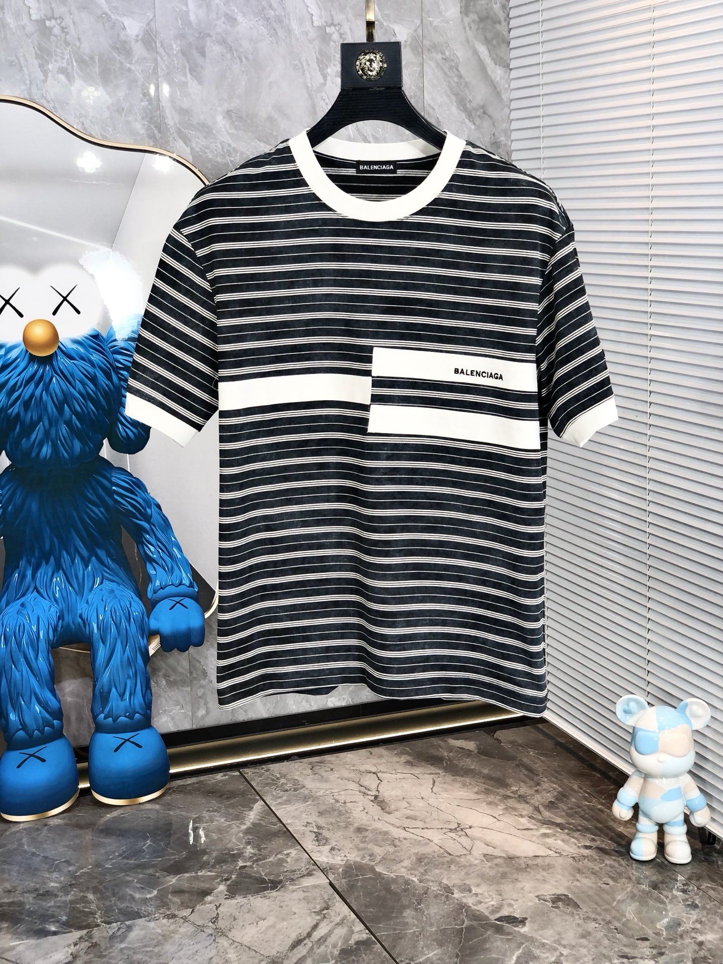 NO:159348,.Balenicaga. 2025 spring and summer new product, fashionable round neck short sleeve high-end custom versatile style!  More practical, anyone can easily control it. It is made of modal spandex fabric, luxurious and classic brand logo design, h is very high-end and must-have if you understand the goods!  The style is a slim fit style, very exquisite, 6 shows aura, and highlights the exquisiteness of men. This is the unique feature, just right slim fit, and the upper body effect is very good. Size M-3xL wears 175/130, balenciaga, T-shirt, alexander wang19860909.巴黎世家.2025春夏新品时尚圆领短袖高级定制百搭款式！更有实用感 任何人都可以轻松驾驭 采用莫代尔氨纶面料制作,奢华经典品牌logo设计,h非常显档次懂货的必须入！版型剪裁属于修身款 非常精致,6显气场,又会凸显男士的精致,这就是独到之处,恰到好处的修身,上身效果非常赞.尺码M-3xL 穿175/130,,balenciaga,T-shirt,alexander wang,Men's clothing