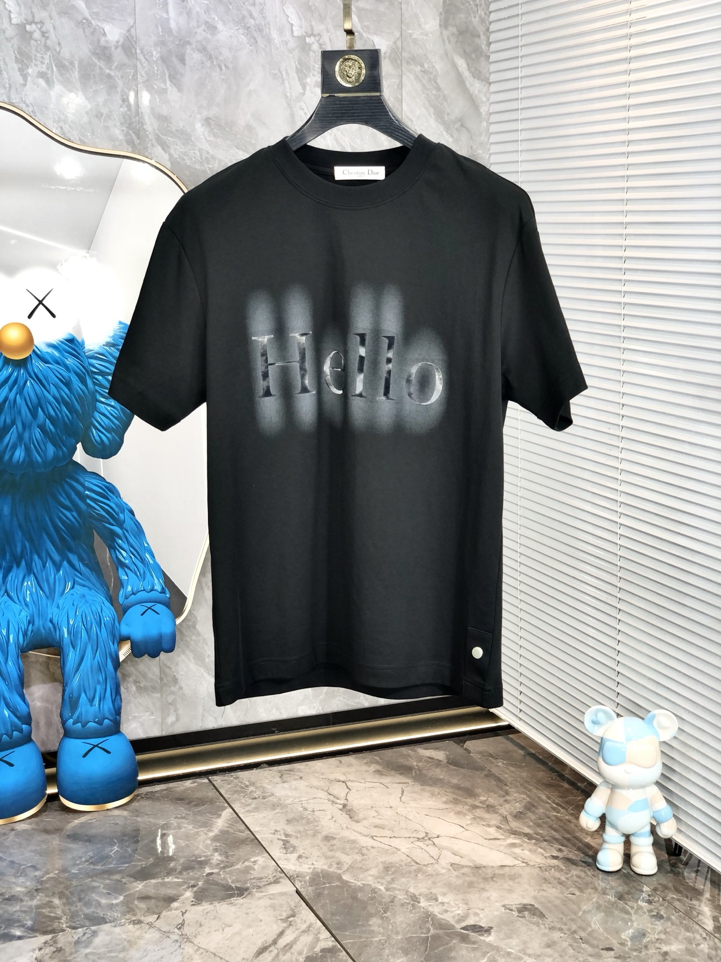 NO:159354,.Dior.2025 spring and summer new product fashionable round neck short sleeve high-end custom versatile style!  More practical, anyone can easily control it. It is made of modal spandex fabric, luxurious and classic brand logo design, h is very high-end and must-have if you understand the goods!  The style is a slim fit style, very exquisite, 6 shows aura, and highlights the exquisiteness of men. This is the unique feature, just right slim fit, and the upper body effect is very good. Size M-3xL wears 175/130,,dior,T-shirt,alexander wang19860909.Dior.2025春夏新品时尚圆领短袖高级定制百搭款式！更有实用感 任何人都可以轻松驾驭 采用莫代尔氨纶面料制作,奢华经典品牌logo设计,h非常显档次懂货的必须入！版型剪裁属于修身款 非常精致,6显气场,又会凸显男士的精致,这就是独到之处,恰到好处的修身,上身效果非常赞.尺码M-3xL 穿175/130,,dior,T-shirt,alexander wang,Men's clothing