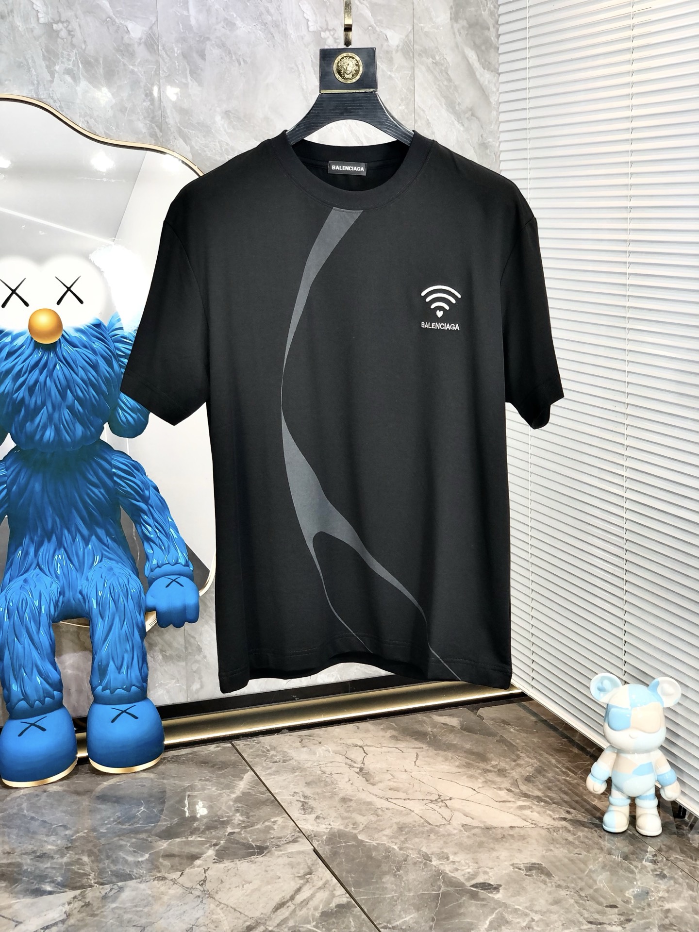 NO:159357,.Balenicaga. 2025 spring and summer new product, fashionable round neck short sleeve high-end custom versatile style!  More practical, anyone can easily control it. It is made of modal spandex fabric, luxurious and classic brand logo design, h is very high-end and must-have if you understand the goods!  The style is a slim fit style, very exquisite, 6 shows aura, and highlights the exquisiteness of men. This is the unique feature, just right slim fit, and the upper body effect is very good. Size M-3xL wears 175/130, balenciaga, T-shirt, alexander wang19860909.巴黎世家.2025春夏新品时尚圆领短袖高级定制百搭款式！更有实用感 任何人都可以轻松驾驭 采用莫代尔氨纶面料制作,奢华经典品牌logo设计,h非常显档次懂货的必须入！版型剪裁属于修身款 非常精致,6显气场,又会凸显男士的精致,这就是独到之处,恰到好处的修身,上身效果非常赞.尺码M-3xL 穿175/130,,balenciaga,T-shirt,alexander wang,Men's clothing