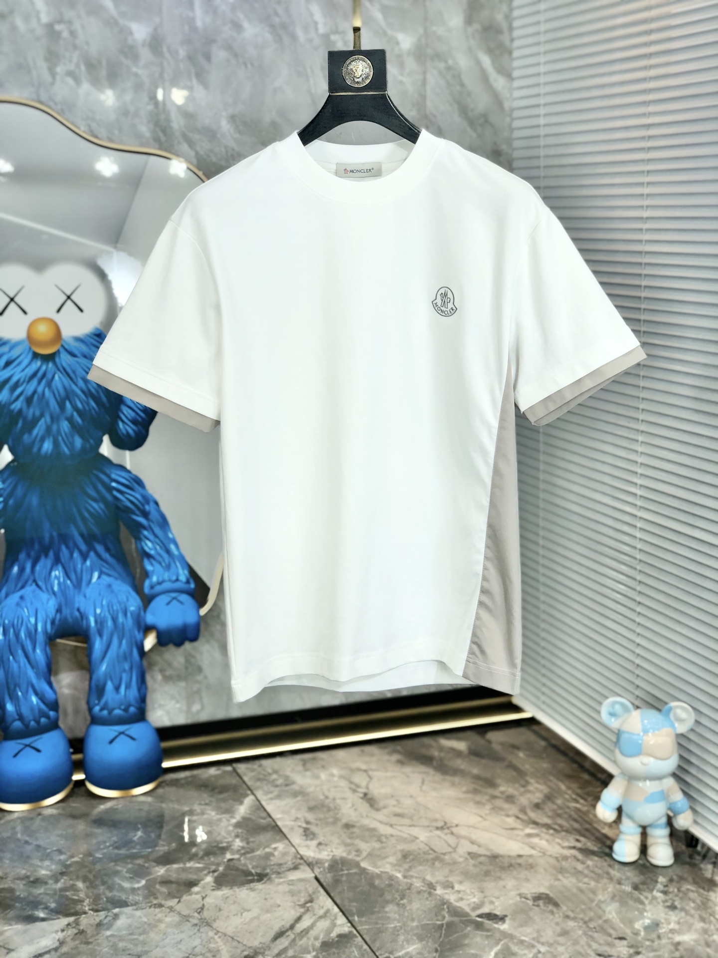 NO:159360,.Covered . 2025 spring and summer new product fashionable round neck short sleeve high-end custom versatile style!  More practical, anyone can easily control it. It is made of modal spandex fabric, luxurious and classic brand logo design, h is very high-end and must-have if you understand the goods!  The style is a slim fit style, very exquisite, 6 shows aura, and highlights the exquisiteness of men. This is the unique feature, the right slim fit, and the upper body effect is very good. Size M-3xL wears 175/130, Moncler, T-shirt, alexander wang19860909.蒙口 .2025春夏新品时尚圆领短袖高级定制百搭款式！更有实用感 任何人都可以轻松驾驭 采用莫代尔氨纶面料制作,奢华经典品牌logo设计,h非常显档次懂货的必须入！版型剪裁属于修身款 非常精致,6显气场,又会凸显男士的精致,这就是独到之处,恰到好处的修身,上身效果非常赞.尺码M-3xL 穿175/130,,Moncler,T-shirt,alexander wang,Men's clothing