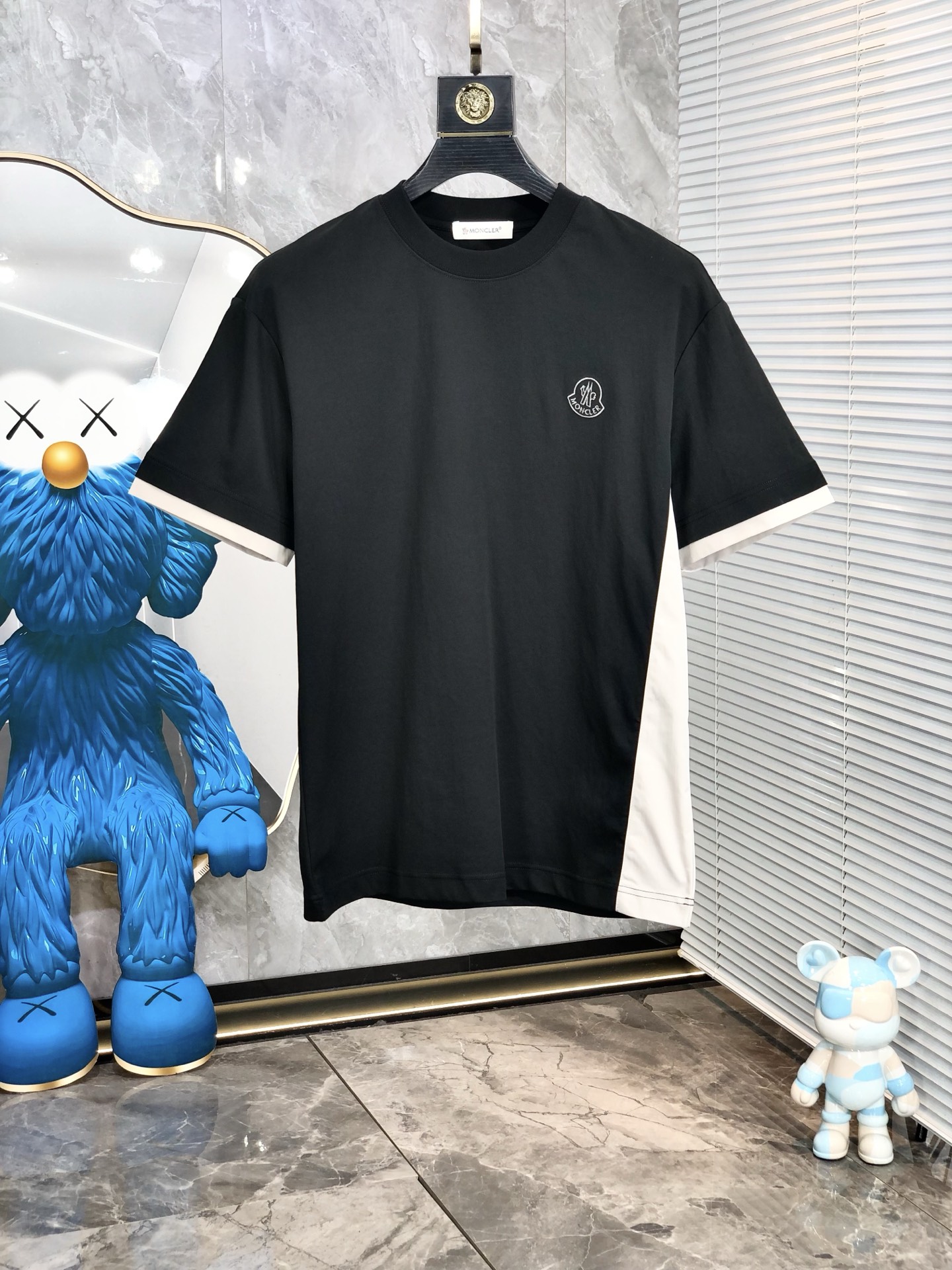 NO:159363,.The 2025 spring and summer new product, fashionable round neck short sleeve high-end custom versatile style!  More practical, anyone can easily control it. It is made of modal spandex fabric, luxurious and classic brand logo design, h is very high-end and must-have if you understand the goods!  The style is a slim fit style, very exquisite, 6 shows aura, and highlights the exquisiteness of men. This is the unique feature, the right slim fit, and the upper body effect is very good. Size M-3xL wears 175/130, Moncler, T-shirt, alexander wang19860909.蒙口.2025春夏新品时尚圆领短袖高级定制百搭款式！更有实用感 任何人都可以轻松驾驭 采用莫代尔氨纶面料制作,奢华经典品牌logo设计,h非常显档次懂货的必须入！版型剪裁属于修身款 非常精致,6显气场,又会凸显男士的精致,这就是独到之处,恰到好处的修身,上身效果非常赞.尺码M-3xL 穿175/130,,Moncler,T-shirt,alexander wang,Men's clothing