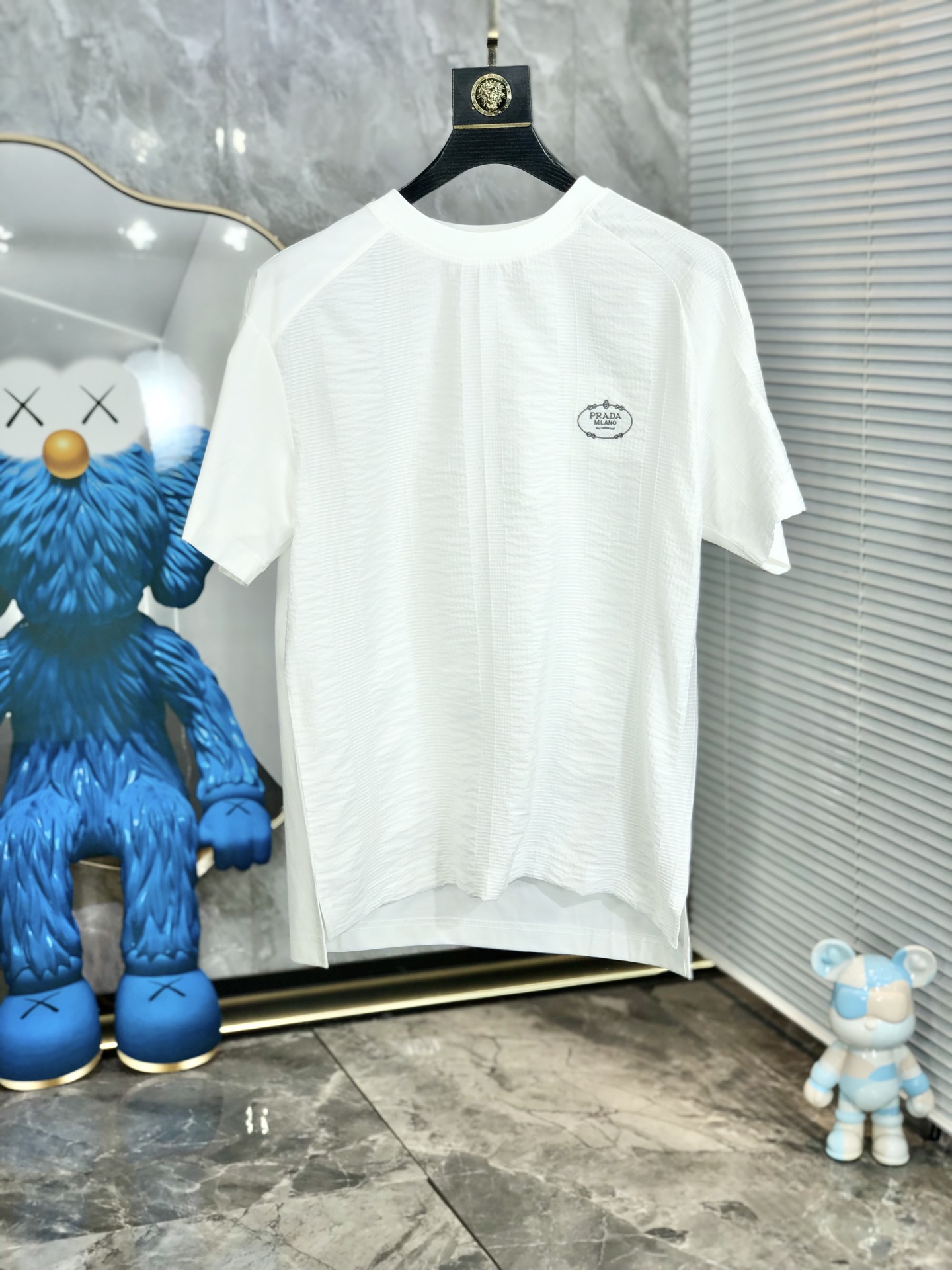 NO:159366,.Prada .2025 spring and summer new product fashionable round neck short sleeve high-end custom versatile style!  More practical, anyone can easily control it. It is made of modal spandex fabric, luxurious and classic brand logo design, h is very high-end and must-have if you understand the goods!  The style is a slim fit style, very exquisite, 6 shows aura, and highlights the exquisiteness of men. This is the unique feature, the right slim fit, and the upper body effect is very good. Size M-3xL wears 175/130, prada, T-shirt, alexander wang19860909.普拉达 .2025春夏新品时尚圆领短袖高级定制百搭款式！更有实用感 任何人都可以轻松驾驭 采用莫代尔氨纶面料制作,奢华经典品牌logo设计,h非常显档次懂货的必须入！版型剪裁属于修身款 非常精致,6显气场,又会凸显男士的精致,这就是独到之处,恰到好处的修身,上身效果非常赞.尺码M-3xL 穿175/130,,prada,T-shirt,alexander wang,Men's clothing