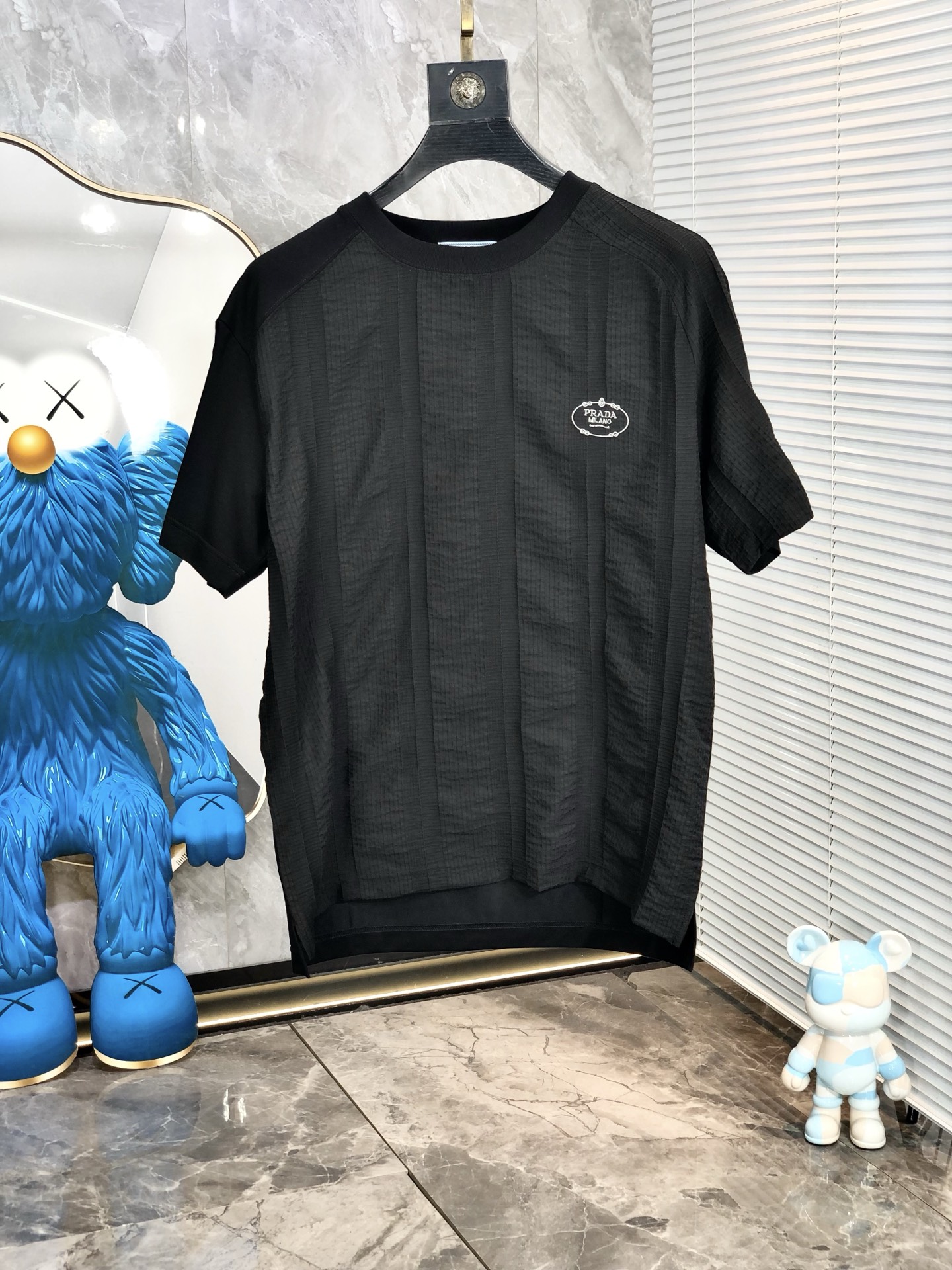 NO:159369,.Prada. 2025 spring and summer new product, fashionable round neck short sleeve high-end custom versatile style!  More practical, anyone can easily control it. It is made of modal spandex fabric, luxurious and classic brand logo design, h is very high-end and must-have if you understand the goods!  The style is a slim fit style, very exquisite, 6 shows aura, and highlights the exquisiteness of men. This is the unique feature, the right slim fit, and the upper body effect is very good. Size M-3xL wears 175/130, prada, T-shirt, alexander wang19860909.普拉达.2025春夏新品时尚圆领短袖高级定制百搭款式！更有实用感 任何人都可以轻松驾驭 采用莫代尔氨纶面料制作,奢华经典品牌logo设计,h非常显档次懂货的必须入！版型剪裁属于修身款 非常精致,6显气场,又会凸显男士的精致,这就是独到之处,恰到好处的修身,上身效果非常赞.尺码M-3xL 穿175/130,,prada,T-shirt,alexander wang,Men's clothing