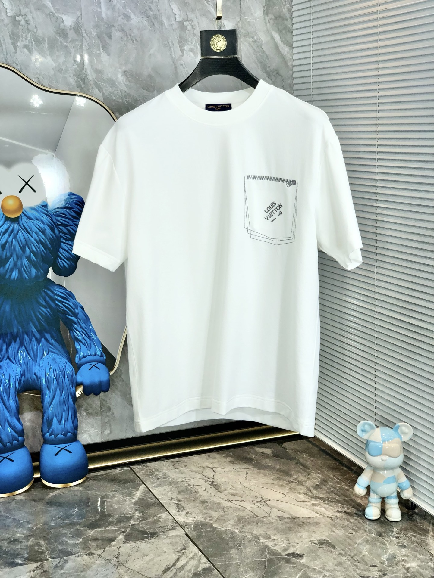 NO:159372,.Lv..2025 spring and summer new product fashionable round neck short sleeve high-end custom versatile style!  More practical, anyone can easily control it. It is made of modal spandex fabric, luxurious and classic brand logo design, h is very high-end and must-have if you understand the goods!  The style is a slim fit style, very exquisite, 6 shows aura, and highlights the exquisiteness of men. This is the unique feature, the right slim fit, and the upper body effect is very good. Size M-3xL wears 175/130,,louis vuitton, T-shirt, alexander wang19860909.Lv..2025春夏新品时尚圆领短袖高级定制百搭款式！更有实用感 任何人都可以轻松驾驭 采用莫代尔氨纶面料制作,奢华经典品牌logo设计,h非常显档次懂货的必须入！版型剪裁属于修身款 非常精致,6显气场,又会凸显男士的精致,这就是独到之处,恰到好处的修身,上身效果非常赞.尺码M-3xL 穿175/130,,louis vuitton,T-shirt,alexander wang,Men's clothing