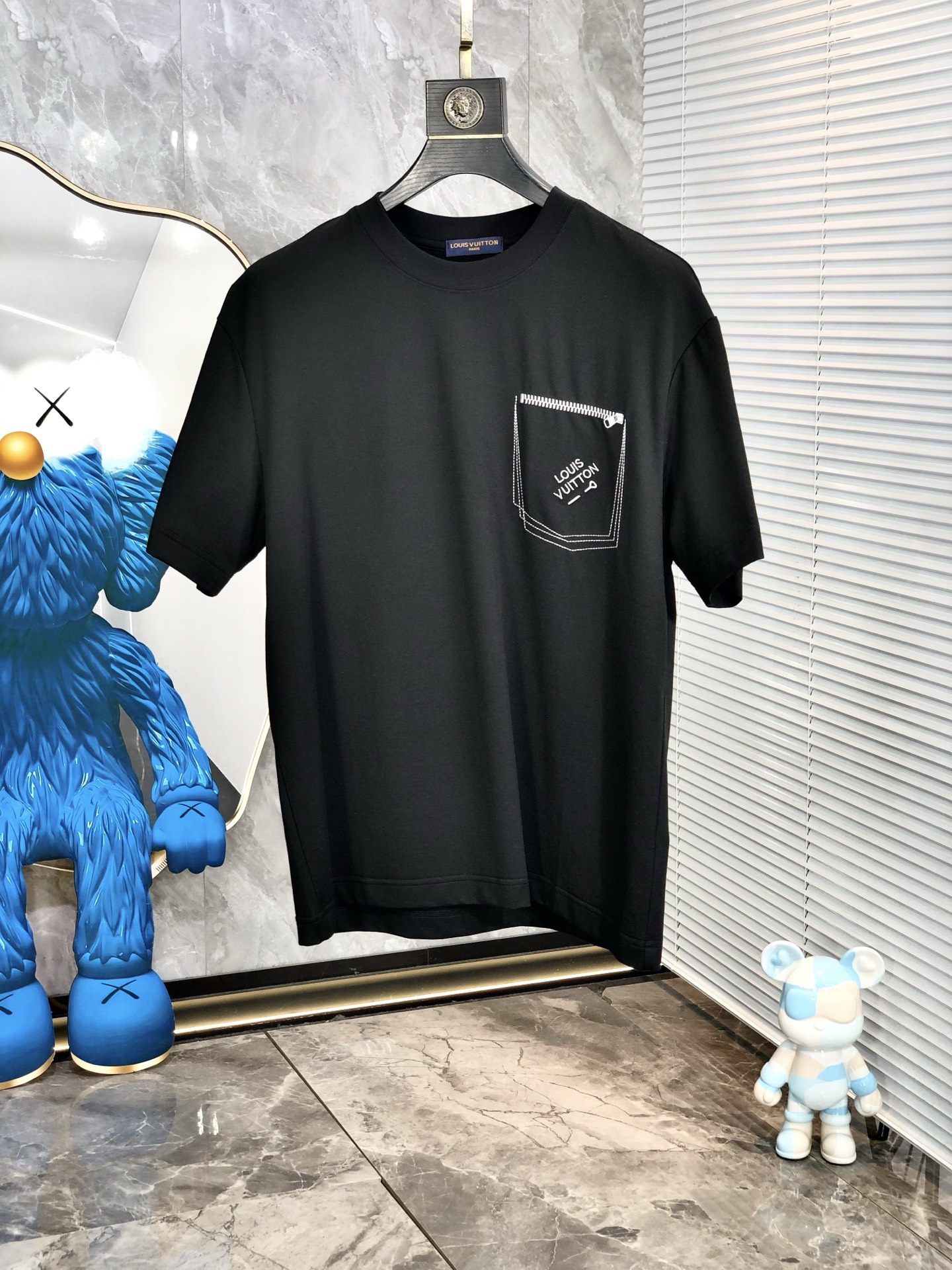 NO:159375,.Lv.2025 spring and summer new product fashionable round neck short sleeve high-end custom versatile style!  More practical, anyone can easily control it. It is made of modal spandex fabric, luxurious and classic brand logo design, h is very high-end and must-have if you understand the goods!  The style is a slim fit style, very exquisite, 6 shows aura, and highlights the exquisiteness of men. This is the unique feature, the right slim fit, and the upper body effect is very good. Size M-3xL wears 175/130, louis vuitton, T-shirt, alexander wang19860909.Lv.2025春夏新品时尚圆领短袖高级定制百搭款式！更有实用感 任何人都可以轻松驾驭 采用莫代尔氨纶面料制作,奢华经典品牌logo设计,h非常显档次懂货的必须入！版型剪裁属于修身款 非常精致,6显气场,又会凸显男士的精致,这就是独到之处,恰到好处的修身,上身效果非常赞.尺码M-3xL 穿175/130,,louis vuitton,T-shirt,alexander wang,Men's clothing