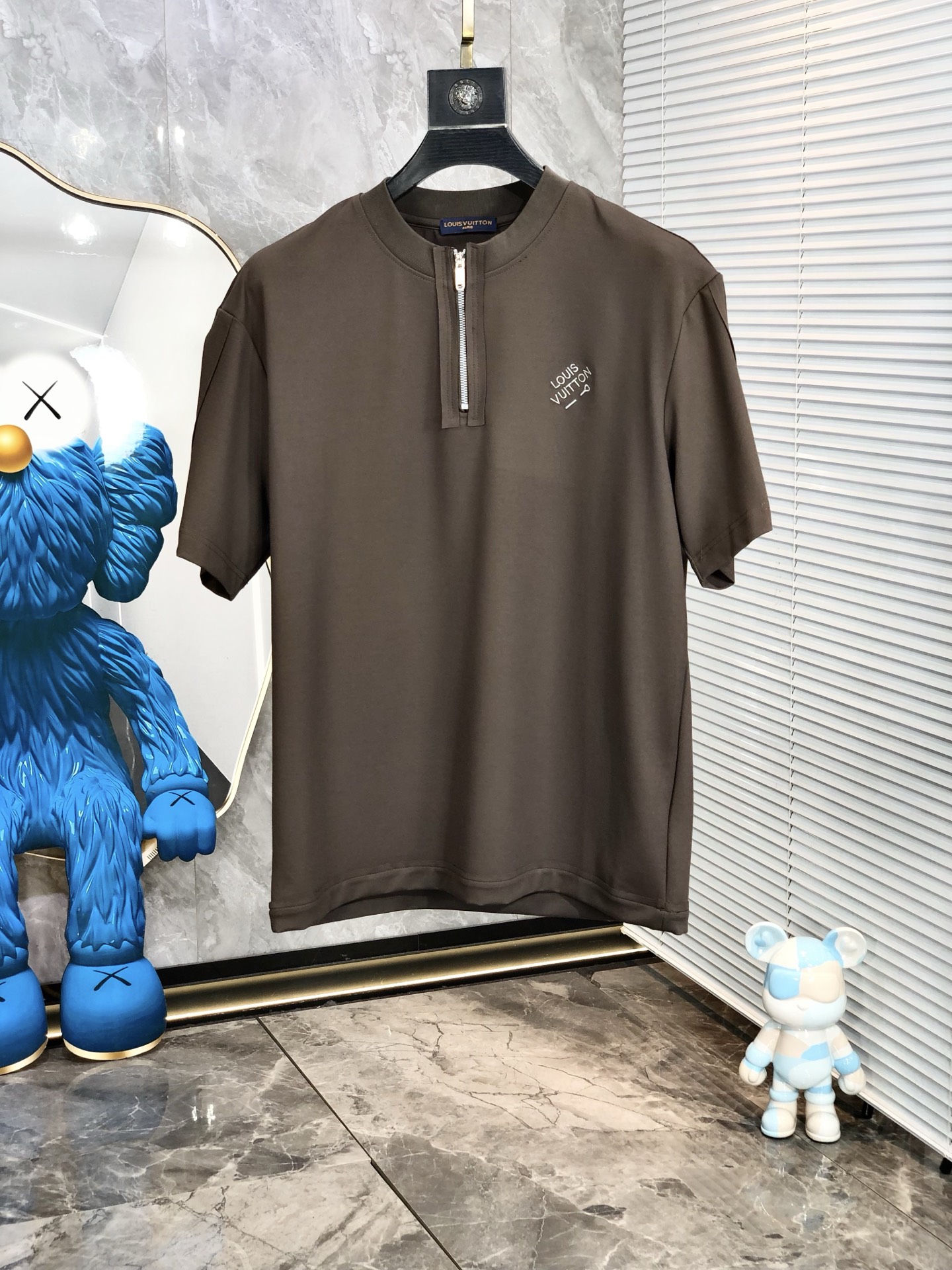 NO:159353,.Lv.2025 spring and summer new product fashionable round neck short sleeve high-end custom versatile style!  More practical, anyone can easily control it. It is made of modal spandex fabric, luxurious and classic brand logo design, h is very high-end and must-have if you understand the goods!  The style is a slim fit style, very exquisite, 6 shows aura, and highlights the exquisiteness of men. This is the unique feature, the right slim fit, and the upper body effect is very good. Size M-3xL wears 175/130,,louis vuitton, T-shirt, alexander wang19860909.Lv.2025春夏新品时尚圆领短袖高级定制百搭款式！更有实用感 任何人都可以轻松驾驭 采用莫代尔氨纶面料制作,奢华经典品牌logo设计,h非常显档次懂货的必须入！版型剪裁属于修身款 非常精致,6显气场,又会凸显男士的精致,这就是独到之处,恰到好处的修身,上身效果非常赞.尺码M-3xL 穿175/130,,louis vuitton,T-shirt,alexander wang,Men's clothing