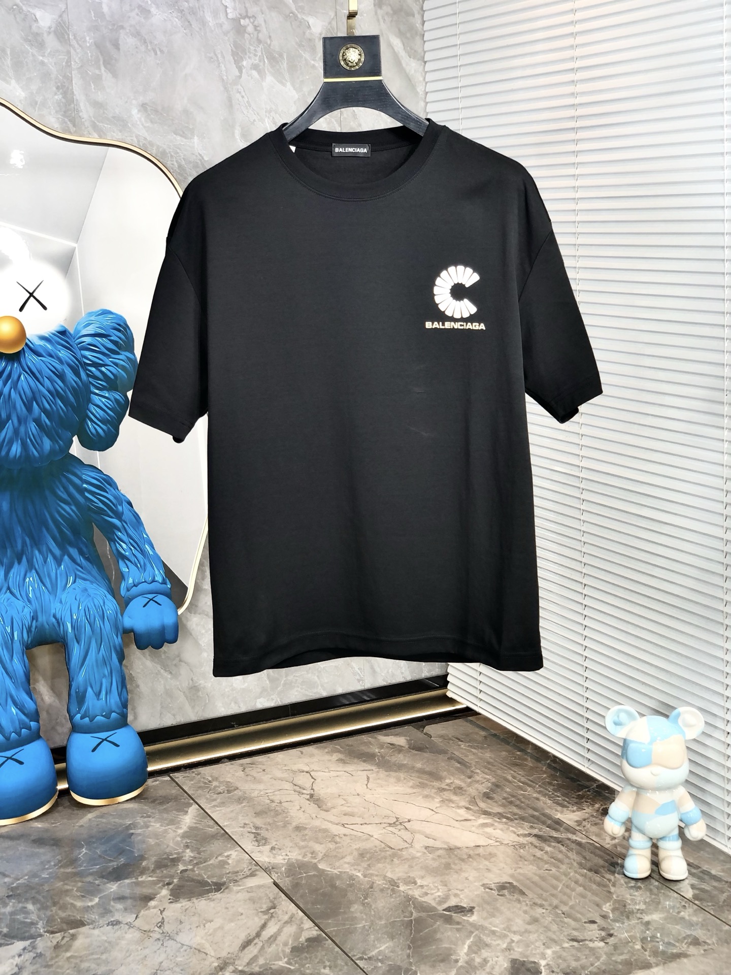 NO:159359,.Balenicaga. 2025 spring and summer new product, fashionable round neck short sleeve high-end custom versatile style!  More practical, anyone can easily control it. It is made of modal spandex fabric, luxurious and classic brand logo design, h is very high-end and must-have if you understand the goods!  The style is a slim fit style, very exquisite, 6 shows aura, and highlights the exquisiteness of men. This is the unique feature, the right slim fit, and the upper body effect is very good. Size L-4xL. Wear 175/125, balenciaga, T-shirt, alexander wang19860909.巴黎世家.2025春夏新品时尚圆领短袖高级定制百搭款式！更有实用感 任何人都可以轻松驾驭 采用莫代尔氨纶面料制作,奢华经典品牌logo设计,h非常显档次懂货的必须入！版型剪裁属于修身款 非常精致,6显气场,又会凸显男士的精致,这就是独到之处,恰到好处的修身,上身效果非常赞.尺码L-4xL.穿175/125,,balenciaga,T-shirt,alexander wang,Men's clothing