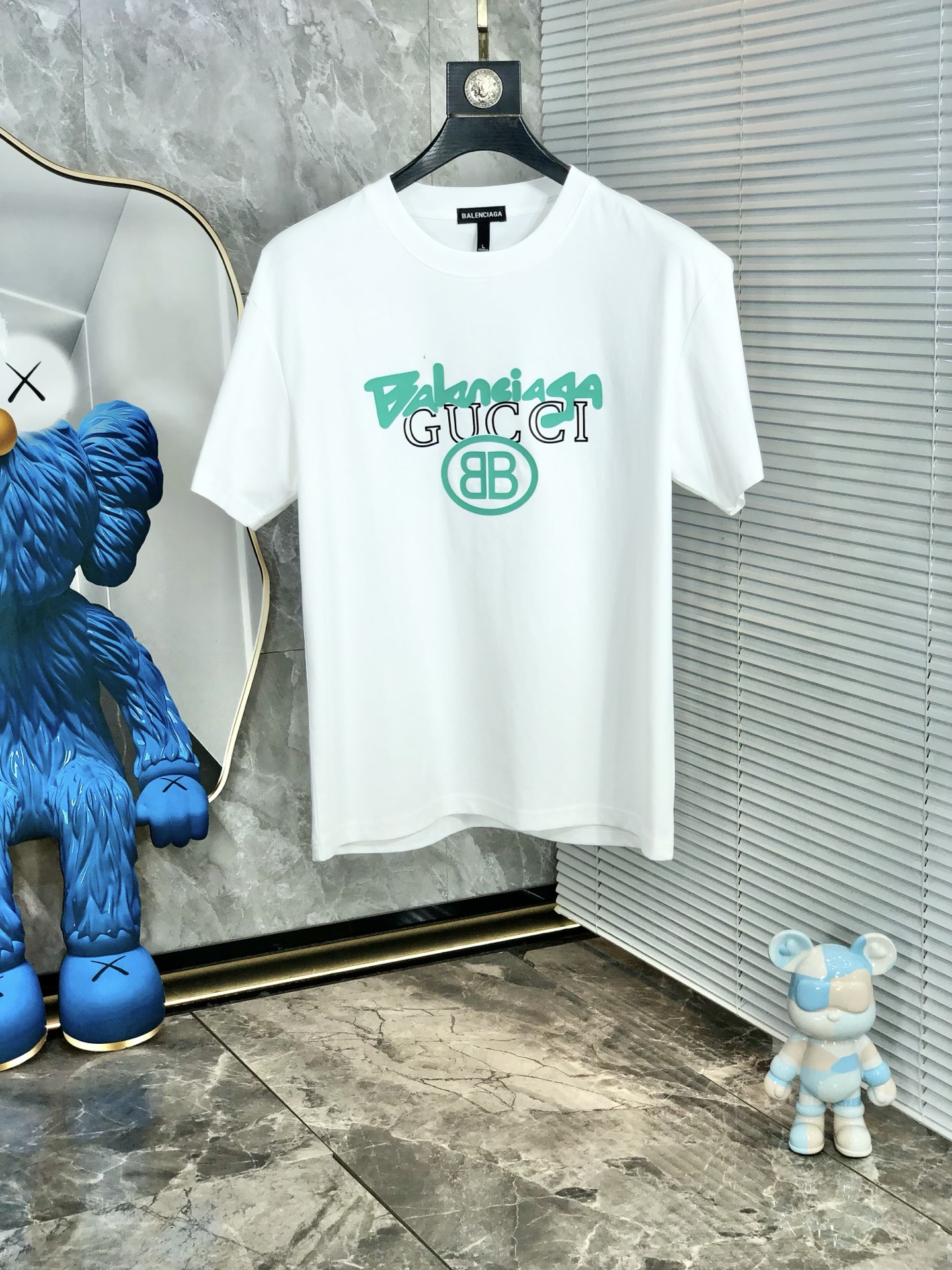 NO:159362,.Balenicajia co-branded gucci.2025 spring and summer new product fashionable round neck short sleeve high-end custom versatile style!  More practical, anyone can easily control it. It is made of modal spandex fabric, luxurious and classic brand logo design, h is very high-end and must-have if you understand the goods!  The style is a slim fit style, very exquisite, 6 shows aura, and highlights the exquisiteness of men. This is the unique feature, just right slim fit, and the upper body effect is very good. Size L-4xL. Wear 175/125, balenciaga, gucci, T-shirt, alexander wang19860909.巴黎世家联名gucci.2025春夏新品时尚圆领短袖高级定制百搭款式！更有实用感 任何人都可以轻松驾驭 采用莫代尔氨纶面料制作,奢华经典品牌logo设计,h非常显档次懂货的必须入！版型剪裁属于修身款 非常精致,6显气场,又会凸显男士的精致,这就是独到之处,恰到好处的修身,上身效果非常赞.尺码L-4xL.穿175/125,,balenciaga,gucci,T-shirt,alexander wang,Men's clothing