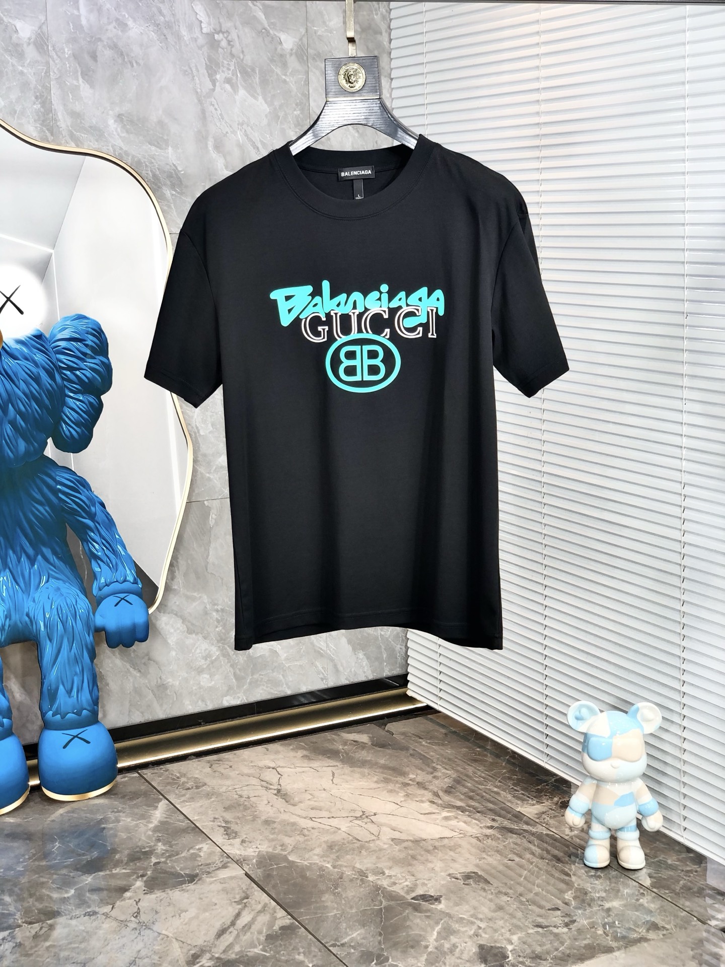 NO:159365,.Balenicajia co-branded gucci 2025 spring and summer new product fashionable round neck short sleeve high-end custom versatile style!  More practical, anyone can easily control it. It is made of modal spandex fabric, luxurious and classic brand logo design, h is very high-end and must-have if you understand the goods!  The style is a slim fit style, very exquisite, 6 shows aura, and highlights the exquisiteness of men. This is the unique feature, just right slim fit, and the upper body effect is very good. Size L-4xL. Wear 175/125, balenciaga, gucci, T-shirt, alexander wang19860909.巴黎世家联名gucci 2025春夏新品时尚圆领短袖高级定制百搭款式！更有实用感 任何人都可以轻松驾驭 采用莫代尔氨纶面料制作,奢华经典品牌logo设计,h非常显档次懂货的必须入！版型剪裁属于修身款 非常精致,6显气场,又会凸显男士的精致,这就是独到之处,恰到好处的修身,上身效果非常赞.尺码L-4xL.穿175/125,,balenciaga,gucci,T-shirt,alexander wang,Men's clothing