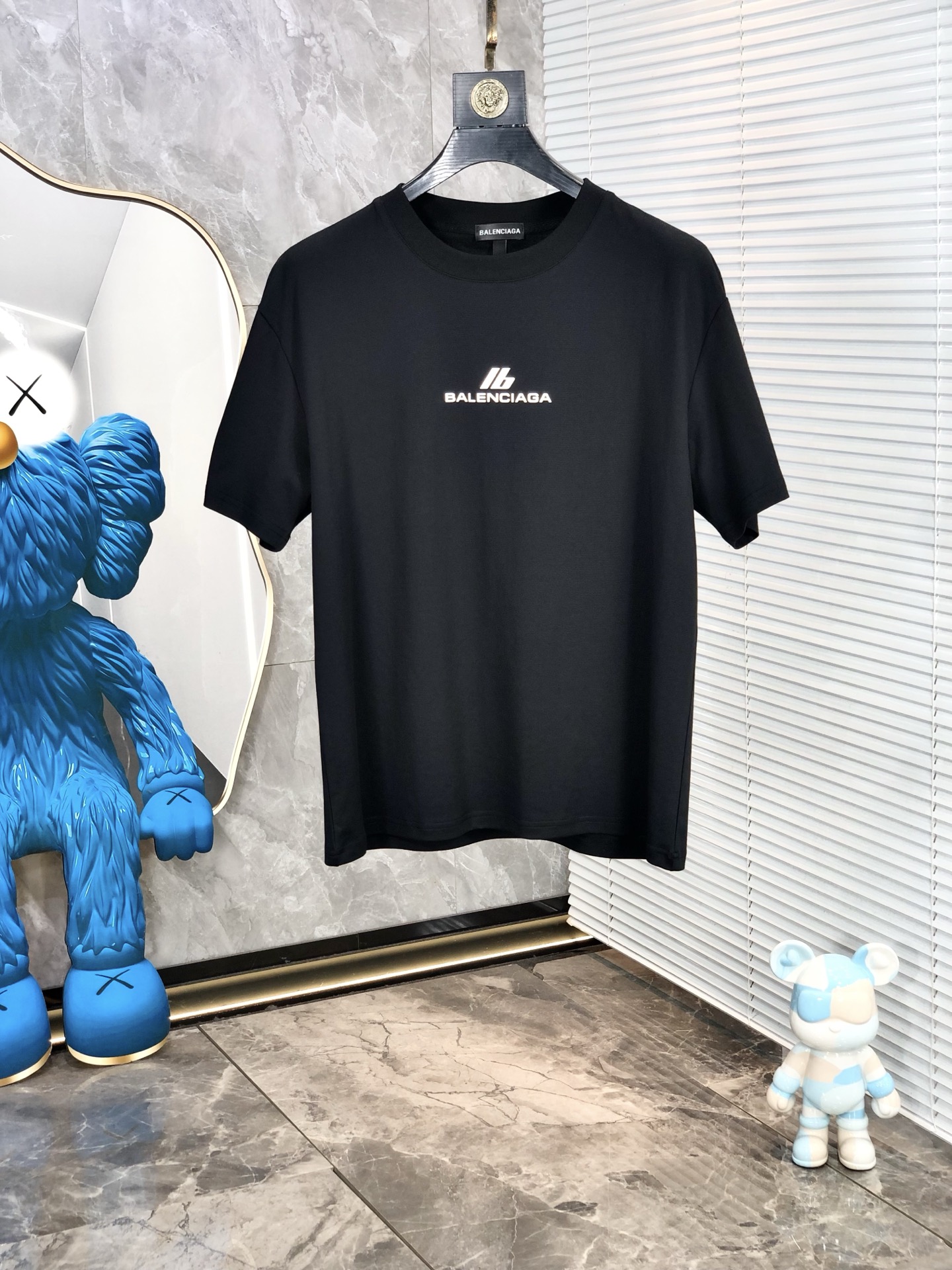 NO:159371,.Balenicaga. 2025 spring and summer new product, fashionable round neck short sleeve high-end custom versatile style!  More practical, anyone can easily control it. It is made of modal spandex fabric, luxurious and classic brand logo design, h is very high-end and must-have if you understand the goods!  The style is a slim fit style, very exquisite, 6 shows aura, and highlights the exquisiteness of men. This is the unique feature, the right slim fit, and the upper body effect is very good. Size L-4xL. Wear 175/125, balenciaga, T-shirt, alexander wang19860909.巴黎世家.2025春夏新品时尚圆领短袖高级定制百搭款式！更有实用感 任何人都可以轻松驾驭 采用莫代尔氨纶面料制作,奢华经典品牌logo设计,h非常显档次懂货的必须入！版型剪裁属于修身款 非常精致,6显气场,又会凸显男士的精致,这就是独到之处,恰到好处的修身,上身效果非常赞.尺码L-4xL.穿175/125,,balenciaga,T-shirt,alexander wang,Men's clothing