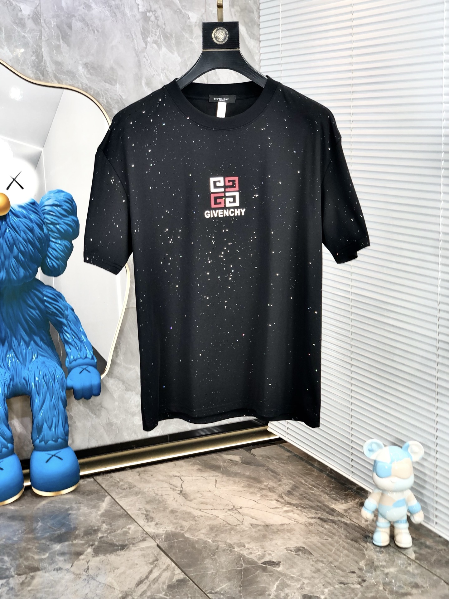 NO:159374,.Givenchy. 2025 spring and summer new product, fashionable round neck short sleeve high-end custom versatile style!  More practical, anyone can easily control it. It is made of modal spandex fabric, luxurious and classic brand logo design, h is very high-end and must-have if you understand the goods!  The style is a slim fit style, very exquisite, 6 shows aura, and highlights the exquisiteness of men. This is the unique feature, the right slim fit, and the upper body effect is very good. Size L-4xL. Wear 175/125, given, T-shirt, alexander wang19860909.纪梵希.2025春夏新品时尚圆领短袖高级定制百搭款式！更有实用感 任何人都可以轻松驾驭 采用莫代尔氨纶面料制作,奢华经典品牌logo设计,h非常显档次懂货的必须入！版型剪裁属于修身款 非常精致,6显气场,又会凸显男士的精致,这就是独到之处,恰到好处的修身,上身效果非常赞.尺码L-4xL.穿175/125,,givenchy,T-shirt,alexander wang,Men's clothing