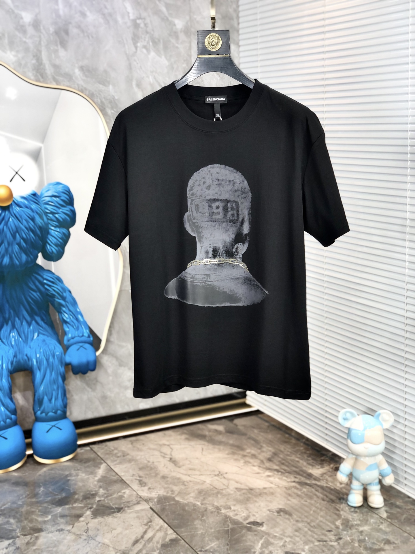 NO:159377,.Balenicaga. 2025 spring and summer new product, fashionable round neck short sleeve high-end custom versatile style!  More practical, anyone can easily control it. It is made of modal spandex fabric, luxurious and classic brand logo design, h is very high-end and must-have if you understand the goods!  The style is a slim fit style, very exquisite, 6 shows aura, and highlights the exquisiteness of men. This is the unique feature, the right slim fit, and the upper body effect is very good. Size L-4xL. Wear 175/125, balenciaga, T-shirt, alexander wang19860909.巴黎世家.2025春夏新品时尚圆领短袖高级定制百搭款式！更有实用感 任何人都可以轻松驾驭 采用莫代尔氨纶面料制作,奢华经典品牌logo设计,h非常显档次懂货的必须入！版型剪裁属于修身款 非常精致,6显气场,又会凸显男士的精致,这就是独到之处,恰到好处的修身,上身效果非常赞.尺码L-4xL.穿175/125,,balenciaga,T-shirt,alexander wang,Men's clothing