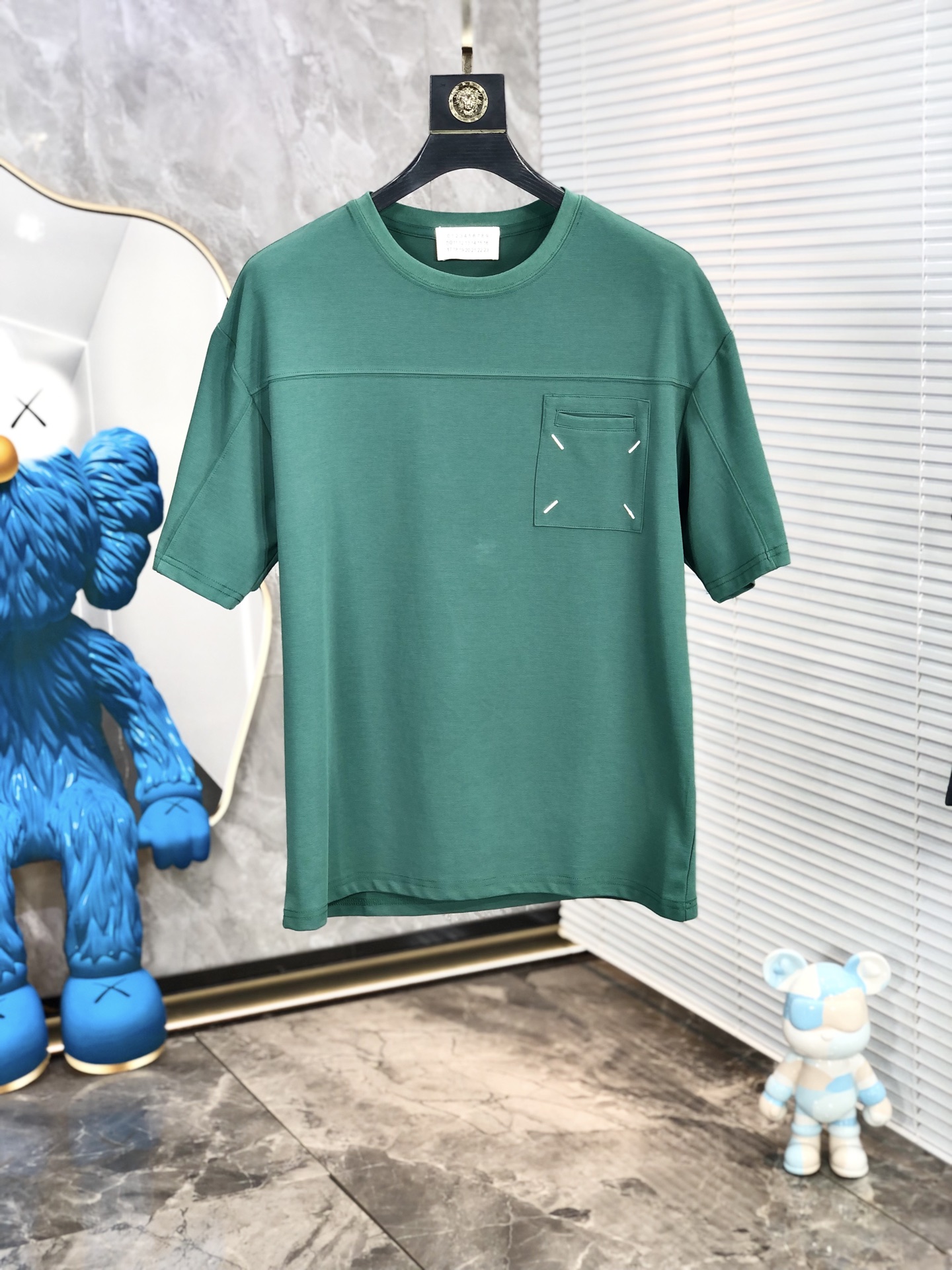 NO:159376,.Majira. 2025 spring and summer new product fashionable round neck short sleeve high-end custom versatile style!  More practical, anyone can easily control it. It is made of modal spandex fabric, luxurious and classic brand logo design, h is very high-end and must-have if you understand the goods!  The style is a slim fit style, very exquisite, 6 shows aura, and highlights the exquisiteness of men. This is the unique feature, just right slim fit, and the upper body effect is very good. Size L-4xL. Wear 175/125,,masion margiela,T-shirt,alexander wang19860909.马吉拉.2025春夏新品时尚圆领短袖高级定制百搭款式！更有实用感 任何人都可以轻松驾驭 采用莫代尔氨纶面料制作,奢华经典品牌logo设计,h非常显档次懂货的必须入！版型剪裁属于修身款 非常精致,6显气场,又会凸显男士的精致,这就是独到之处,恰到好处的修身,上身效果非常赞.尺码L-4xL.穿175/125,,masion margiela,T-shirt,alexander wang,Men's clothing