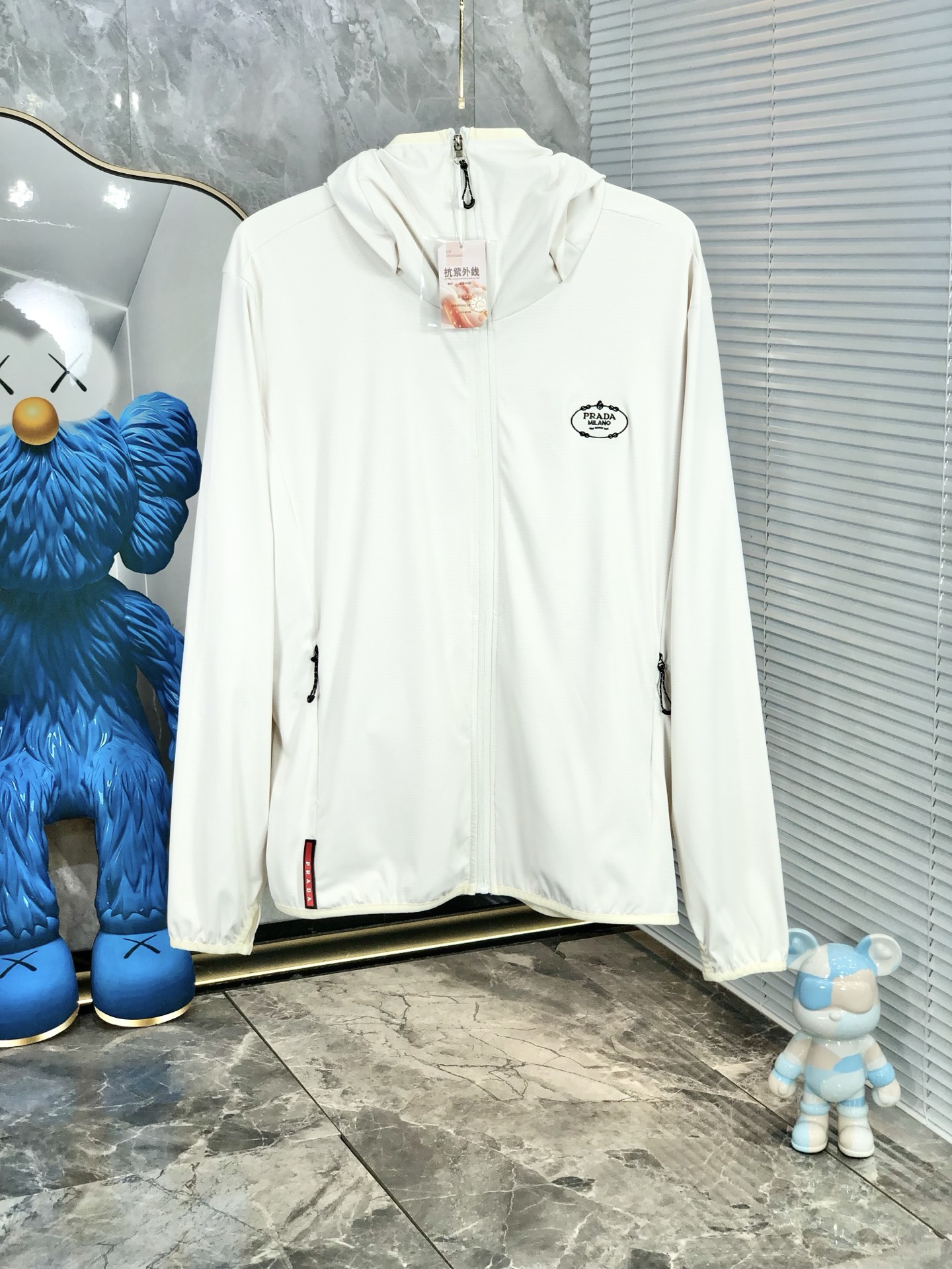 NO:159379,.Prada. Lightweight, breathable and comfortable!  The same style for men and women. Specially supplied imported fabric hooded skin clothing anti-ultraviolet rays series thin and light summer savior!  I can weld this sunscreen to my body. It hurts to be chased by the sun when I go out in summer. Who knows it!  Until I met EZ's hooded skin coat. When I put it on, it was like a moving parasol for the skin. It is made of imported fabrics, which are extremely light and you can hardly feel its existence when worn, just like the second layer of skin. The breathability is even more amazing. When the wind blows, the heat will quickly dissipate, keeping it refreshing at all times, and you no longer have to worry about sweating and wetting the back of the clothes. The sun protection is directly full, which can resist ultraviolet rays in all directions, allowing you to play in the sun without any fear of being tanned and sunburned. The hooded design is super considerate, with an extra layer of protection, and also add a 