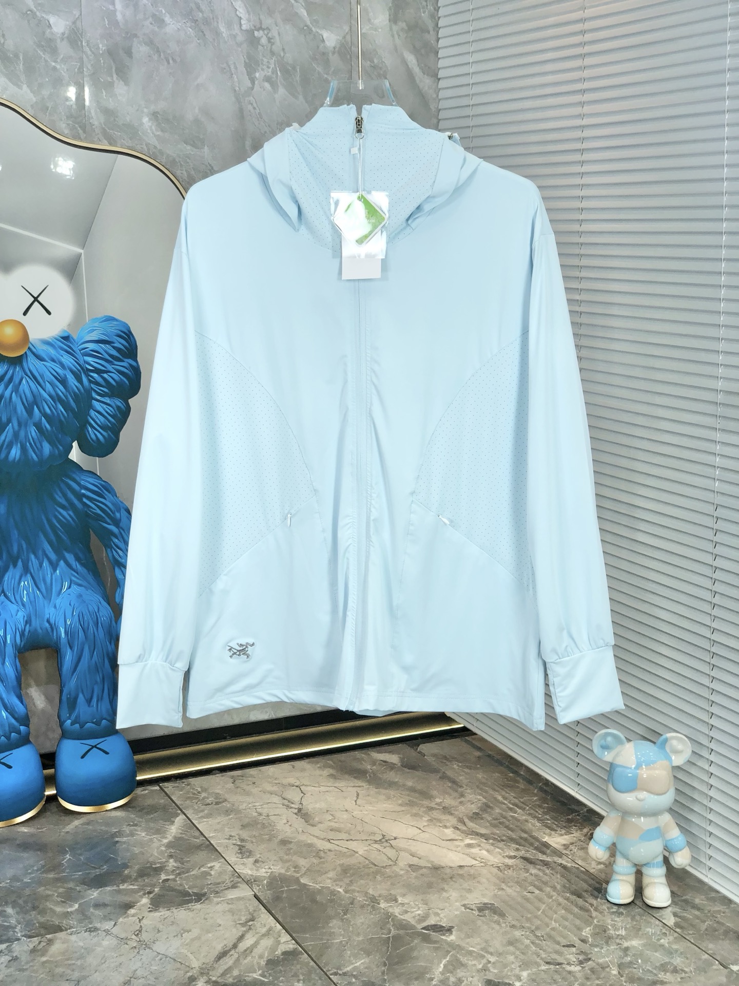 NO:159381,.Architecture bird. Light, breathable and comfortable!  The same style for men and women. Specially supplied imported fabric hooded skin clothing anti-ultraviolet rays series thin and light summer savior!  I can weld this sunscreen to my body. It hurts to be chased by the sun when I go out in summer. Who knows it!  Until I met EZ's hooded skin coat. When I put it on, it was like a moving parasol for the skin. It is made of imported fabrics, which are extremely light and you can hardly feel its existence when worn, just like the second layer of skin. The breathability is even more amazing. When the wind blows, the heat will quickly dissipate, keeping it refreshing at all times, and you no longer have to worry about sweating and wetting the back of the clothes. The sun protection is directly full, which can resist ultraviolet rays in all directions, allowing you to play in the sun without any fear of being tanned and sunburned. The hooded design is super considerate, with an extra layer of protection, and also add a 