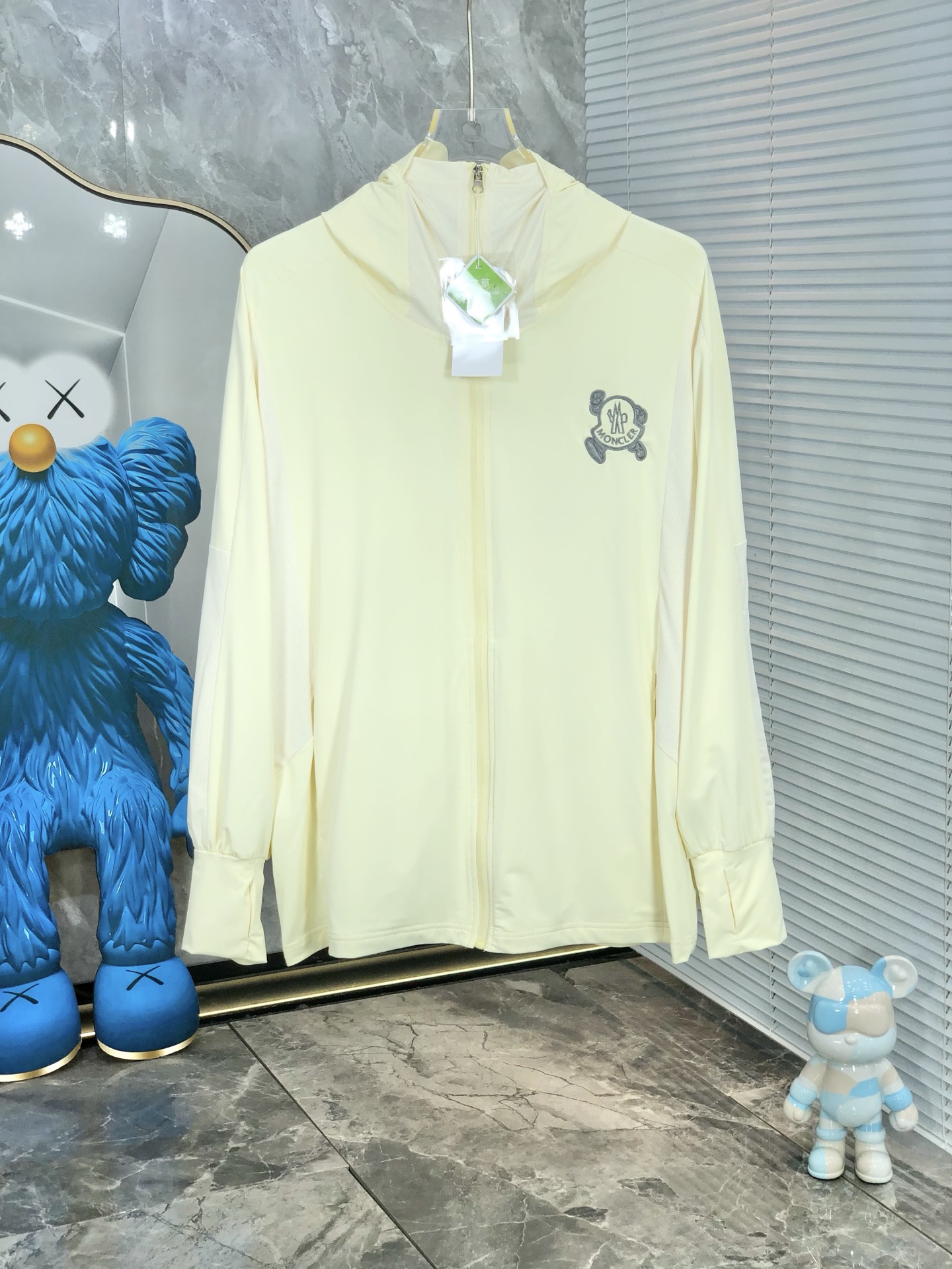 NO:159383,.Covered mouth, lightweight, breathable and comfortable!  The same style for men and women. Specially supplied imported fabric hooded skin clothing anti-ultraviolet rays series thin and light summer savior!  I can weld this sunscreen to my body. It hurts to be chased by the sun when I go out in summer. Who knows it!  Until I met EZ's hooded skin coat. When I put it on, it was like a moving parasol for the skin. It is made of imported fabrics, which are extremely light and you can hardly feel its existence when worn, just like the second layer of skin. The breathability is even more amazing. When the wind blows, the heat will quickly dissipate, keeping it refreshing at all times, and you no longer have to worry about sweating and wetting the back of the clothes. The sun protection is directly full, which can resist ultraviolet rays in all directions, allowing you to play in the sun without any fear of being tanned and sunburned. The hooded design is super considerate, with an extra layer of protection, and also add a 