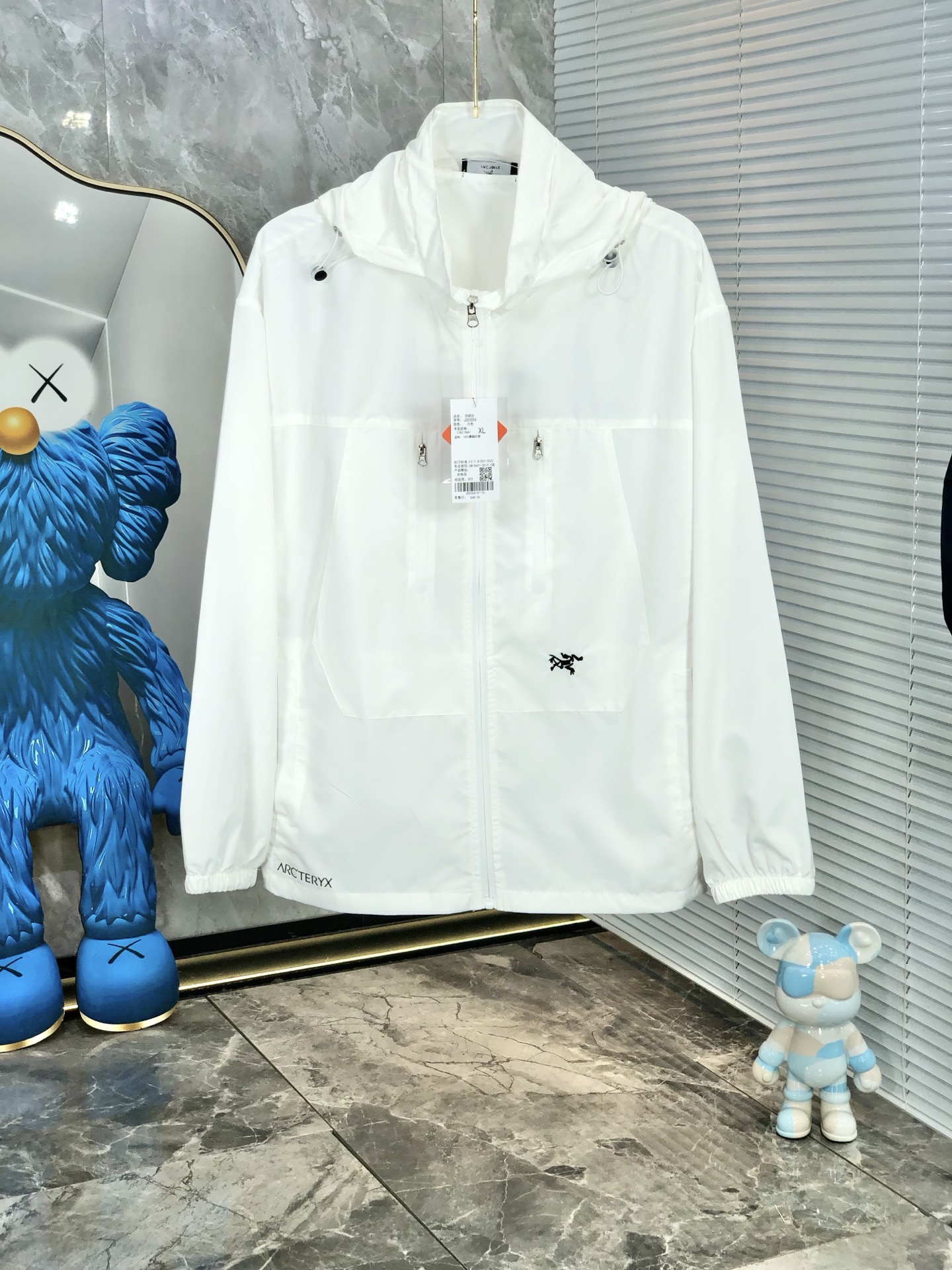 NO:159385,.Architecture bird. Light, breathable and comfortable!  The same style for men and women. Specially supplied imported fabric hooded skin clothing anti-ultraviolet rays series thin and light summer savior!  I can weld this sunscreen to my body. It hurts to be chased by the sun when I go out in summer. Who knows it!  Until I met EZ's hooded skin coat. When I put it on, it was like a moving parasol for the skin. It is made of imported fabrics, which are extremely light and you can hardly feel its existence when worn, just like the second layer of skin. The breathability is even more amazing. When the wind blows, the heat will quickly dissipate, keeping it refreshing at all times, and you no longer have to worry about sweating and wetting the back of the clothes. The sun protection is directly full, which can resist ultraviolet rays in all directions, allowing you to play in the sun without any fear of being tanned and sunburned. The hooded design is super considerate, with an extra layer of protection, and also add a 