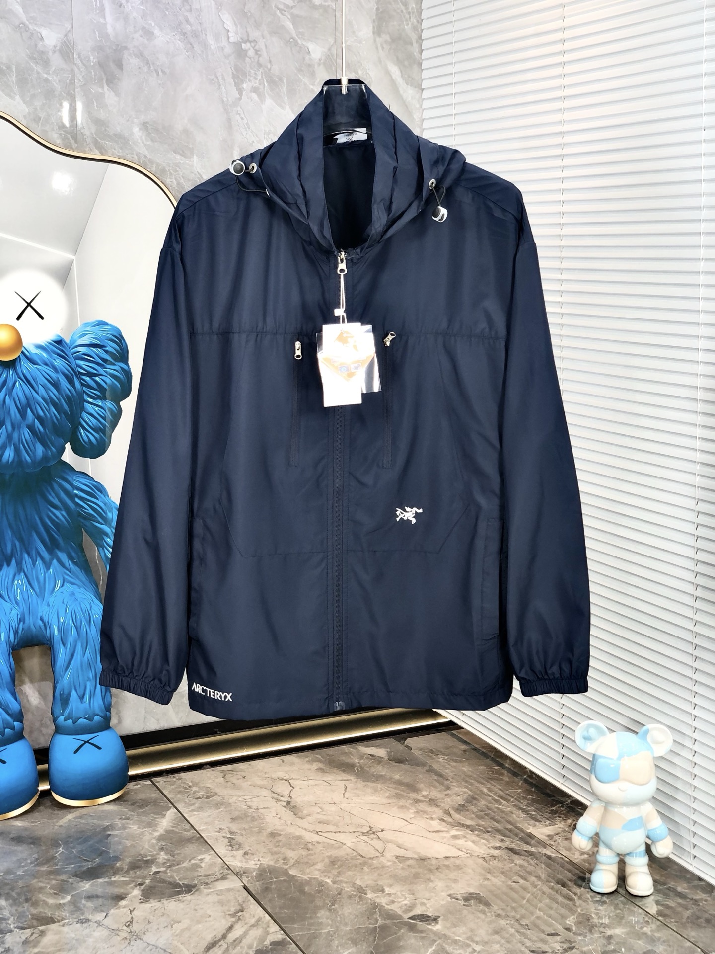 NO:159387,.Architecture bird. Light, breathable and comfortable!  The same style for men and women. Specially supplied imported fabric hooded skin clothing anti-ultraviolet rays series thin and light summer savior!  I can weld this sunscreen to my body. It hurts to be chased by the sun when I go out in summer. Who knows it!  Until I met EZ's hooded skin coat. When I put it on, it was like a moving parasol for the skin. It is made of imported fabrics, which are extremely light and you can hardly feel its existence when worn, just like the second layer of skin. The breathability is even more amazing. When the wind blows, the heat will quickly dissipate, keeping it refreshing at all times, and you no longer have to worry about sweating and wetting the back of the clothes. The sun protection is directly full, which can resist ultraviolet rays in all directions, allowing you to play in the sun without any fear of being tanned and sunburned. The hooded design is super considerate, with an extra layer of protection, and also add a 