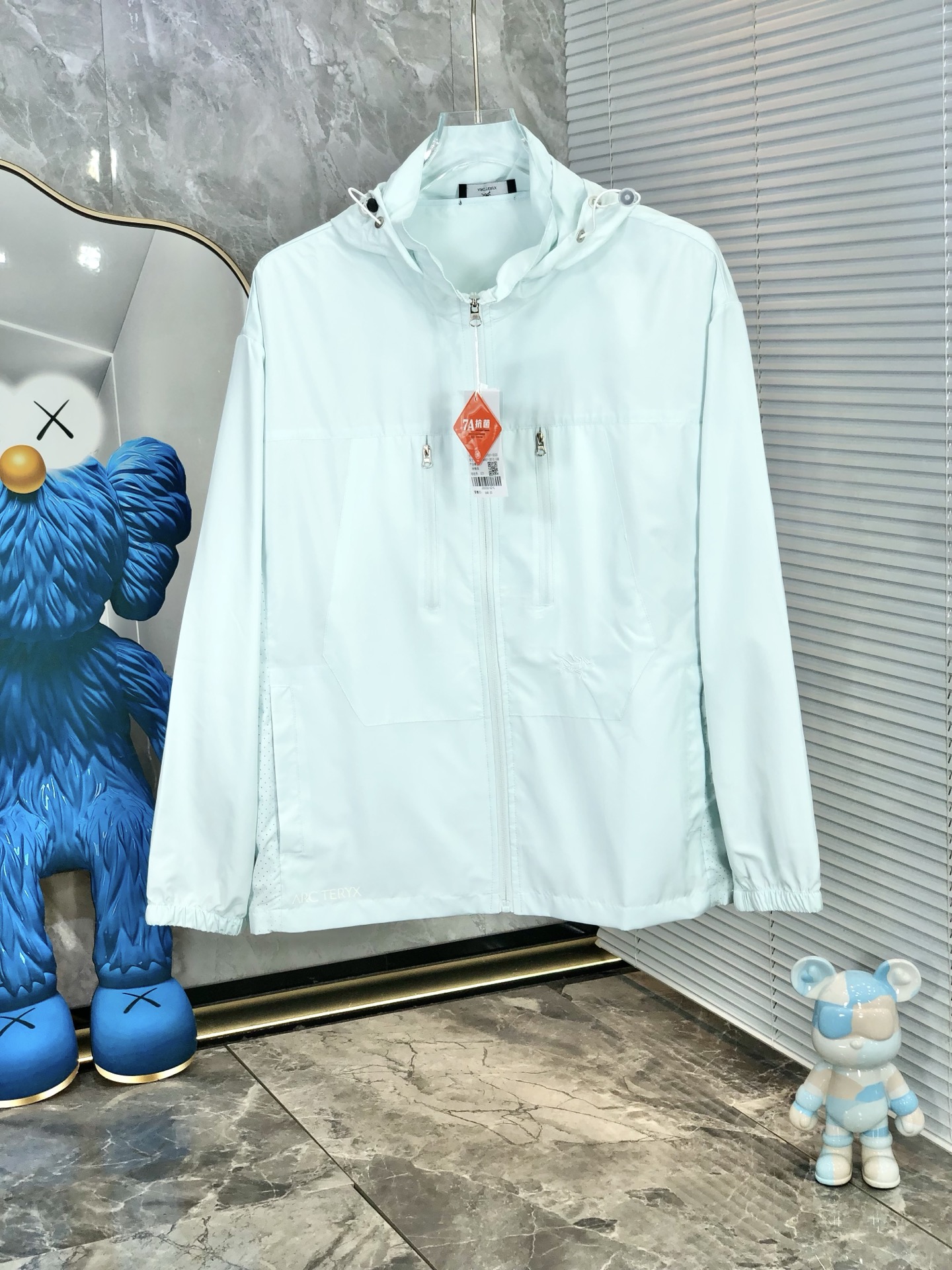 NO:159389,.Architecture bird. Light, breathable and comfortable!  The same style for men and women. Specially supplied imported fabric hooded skin clothing anti-ultraviolet rays series thin and light summer savior!  I can weld this sunscreen to my body. It hurts to be chased by the sun when I go out in summer. Who knows it!  Until I met EZ's hooded skin coat. When I put it on, it was like a moving parasol for the skin. It is made of imported fabrics, which are extremely light and you can hardly feel its existence when worn, just like the second layer of skin. The breathability is even more amazing. When the wind blows, the heat will quickly dissipate, keeping it refreshing at all times, and you no longer have to worry about sweating and wetting the back of the clothes. The sun protection is directly full, which can resist ultraviolet rays in all directions, allowing you to play in the sun without any fear of being tanned and sunburned. The hooded design is super considerate, with an extra layer of protection, and also add a 