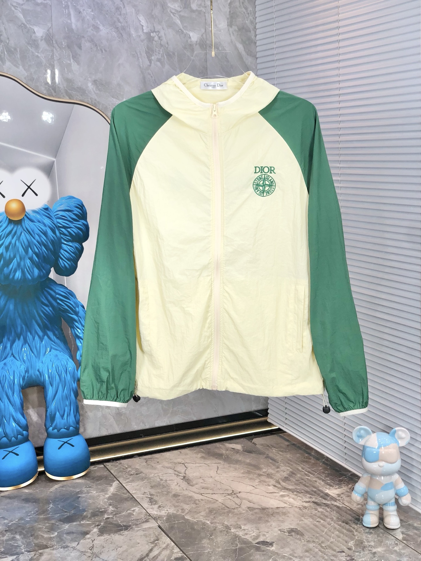 NO:159391,.Dior. Lightweight, breathable and comfortable!  The same style for men and women. Specially supplied imported fabric hooded skin clothing anti-ultraviolet rays series thin and light summer savior!  I can weld this sunscreen to my body. It hurts to be chased by the sun when I go out in summer. Who knows it!  Until I met EZ's hooded skin coat. When I put it on, it was like a moving parasol for the skin. It is made of imported fabrics, which are extremely light and you can hardly feel its existence when worn, just like the second layer of skin. The breathability is even more amazing. When the wind blows, the heat will quickly dissipate, keeping it refreshing at all times, and you no longer have to worry about sweating and wetting the back of the clothes. The sun protection is directly full, which can resist ultraviolet rays in all directions, allowing you to play in the sun without any fear of being tanned and sunburned. The hooded design is super considerate, with an extra layer of protection, and also add a 