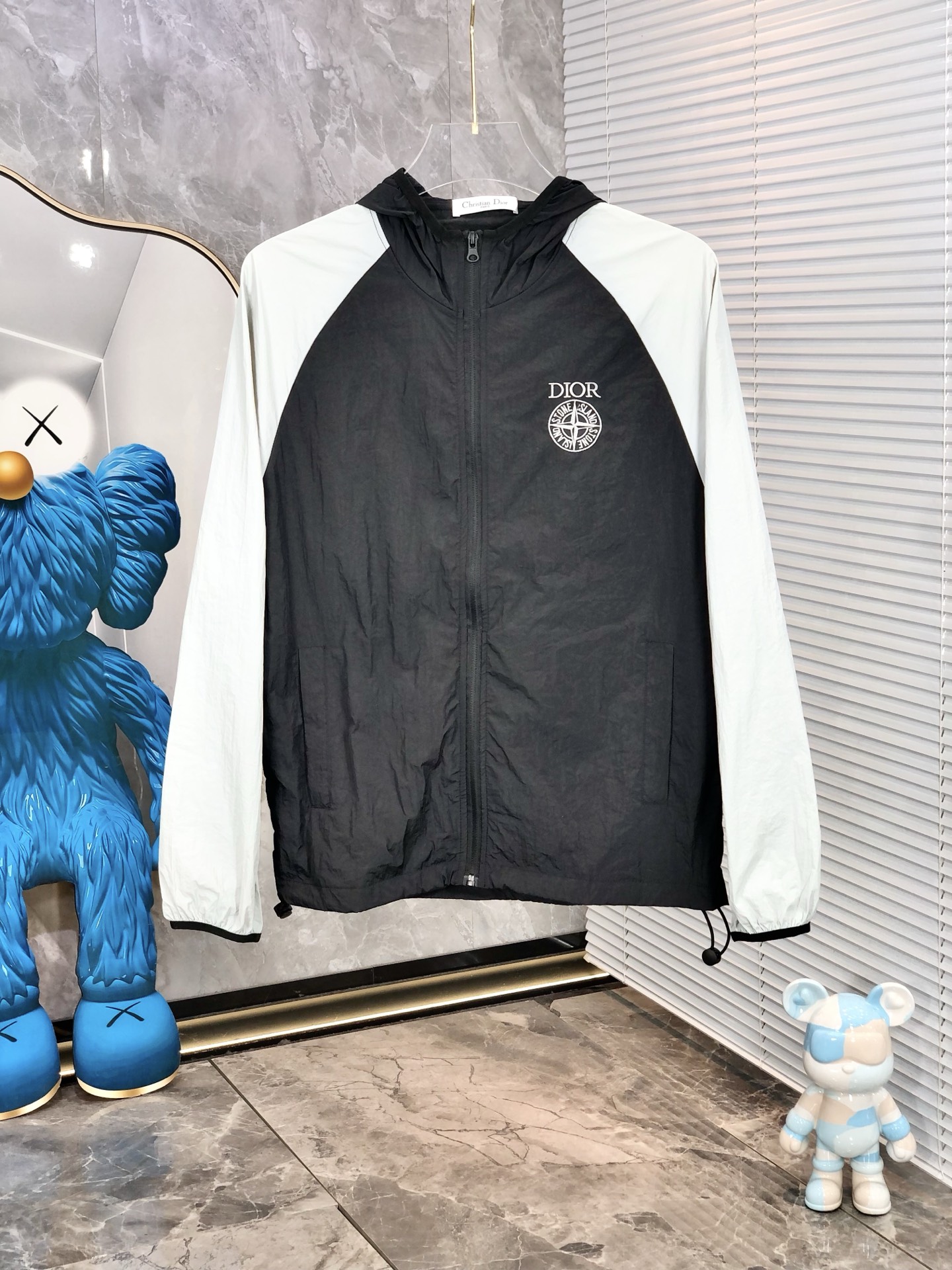 NO:159393,.Dior is lightweight, breathable and comfortable!  The same style for men and women. Specially supplied imported fabric hooded skin clothing anti-ultraviolet rays series thin and light summer savior!  I can weld this sunscreen to my body. It hurts to be chased by the sun when I go out in summer. Who knows it!  Until I met EZ's hooded skin coat. When I put it on, it was like a moving parasol for the skin. It is made of imported fabrics, which are extremely light and you can hardly feel its existence when worn, just like the second layer of skin. The breathability is even more amazing. When the wind blows, the heat will quickly dissipate, keeping it refreshing at all times, and you no longer have to worry about sweating and wetting the back of the clothes. The sun protection is directly full, which can resist ultraviolet rays in all directions, allowing you to play in the sun without any fear of being tanned and sunburned. The hooded design is super considerate, with an extra layer of protection, and also add a 