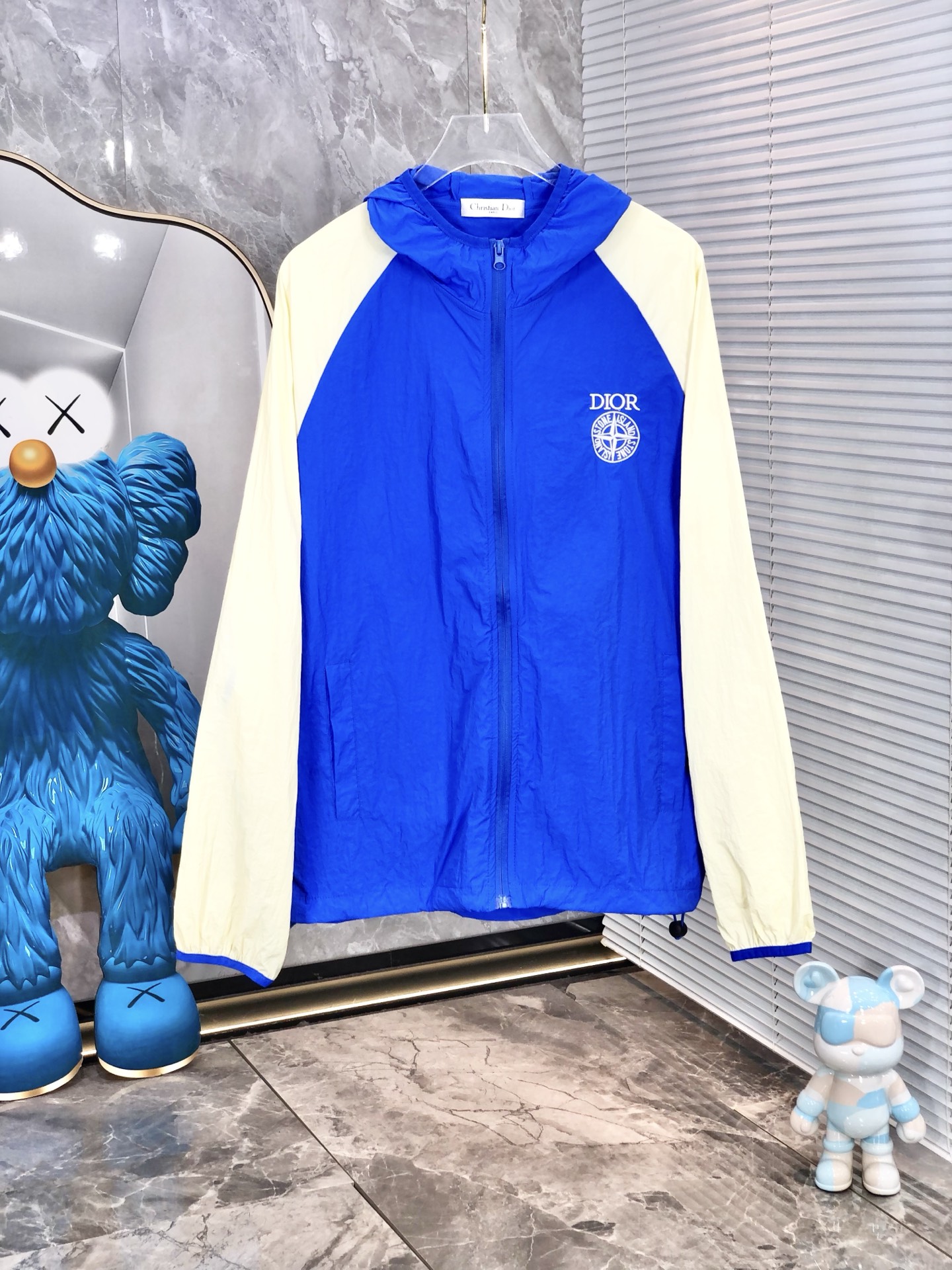 NO:159395,.Dior. Lightweight, breathable and comfortable!  The same style for men and women. Specially supplied imported fabric hooded skin clothing anti-ultraviolet rays series thin and light summer savior!  I can weld this sunscreen to my body. It hurts to be chased by the sun when I go out in summer. Who knows it!  Until I met EZ's hooded skin coat. When I put it on, it was like a moving parasol for the skin. It is made of imported fabrics, which are extremely light and you can hardly feel its existence when worn, just like the second layer of skin. The breathability is even more amazing. When the wind blows, the heat will quickly dissipate, keeping it refreshing at all times, and you no longer have to worry about sweating and wetting the back of the clothes. The sun protection is directly full, which can resist ultraviolet rays in all directions, allowing you to play in the sun without any fear of being tanned and sunburned. The hooded design is super considerate, with an extra layer of protection, and also add a 