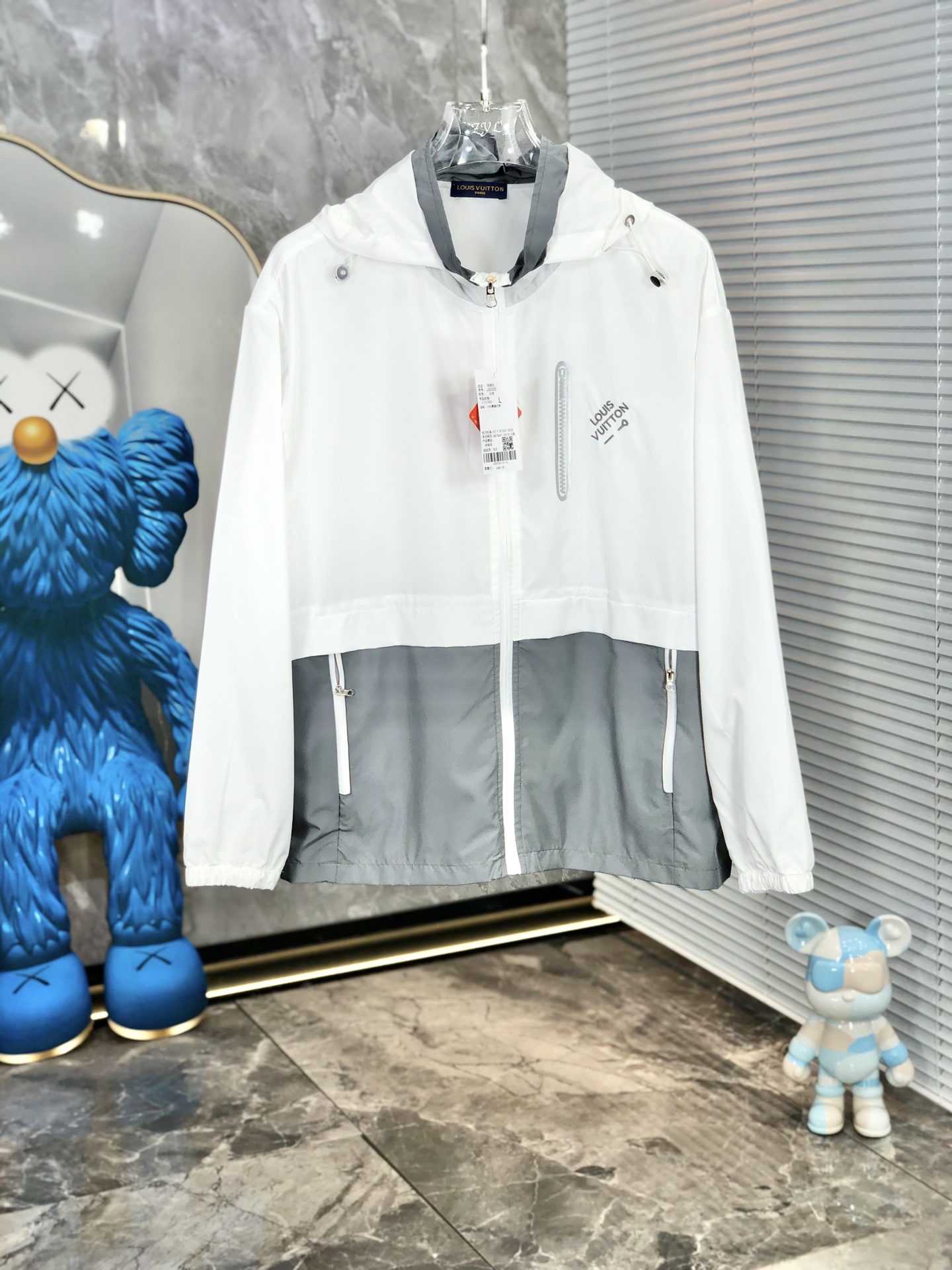 NO:159378,.Lv is lightweight, breathable and comfortable!  The same style for men and women. Specially supplied imported fabric hooded skin clothing anti-ultraviolet rays series thin and light summer savior!  I can weld this sunscreen to my body. It hurts to be chased by the sun when I go out in summer. Who knows it!  Until I met EZ's hooded skin coat. When I put it on, it was like a moving parasol for the skin. It is made of imported fabrics, which are extremely light and you can hardly feel its existence when worn, just like the second layer of skin. The breathability is even more amazing. When the wind blows, the heat will quickly dissipate, keeping it refreshing at all times, and you no longer have to worry about sweating and wetting the back of the clothes. The sun protection is directly full, which can resist ultraviolet rays in all directions, allowing you to play in the sun without any fear of being tanned and sunburned. The hooded design is super considerate, with an extra layer of protection, and also add a 