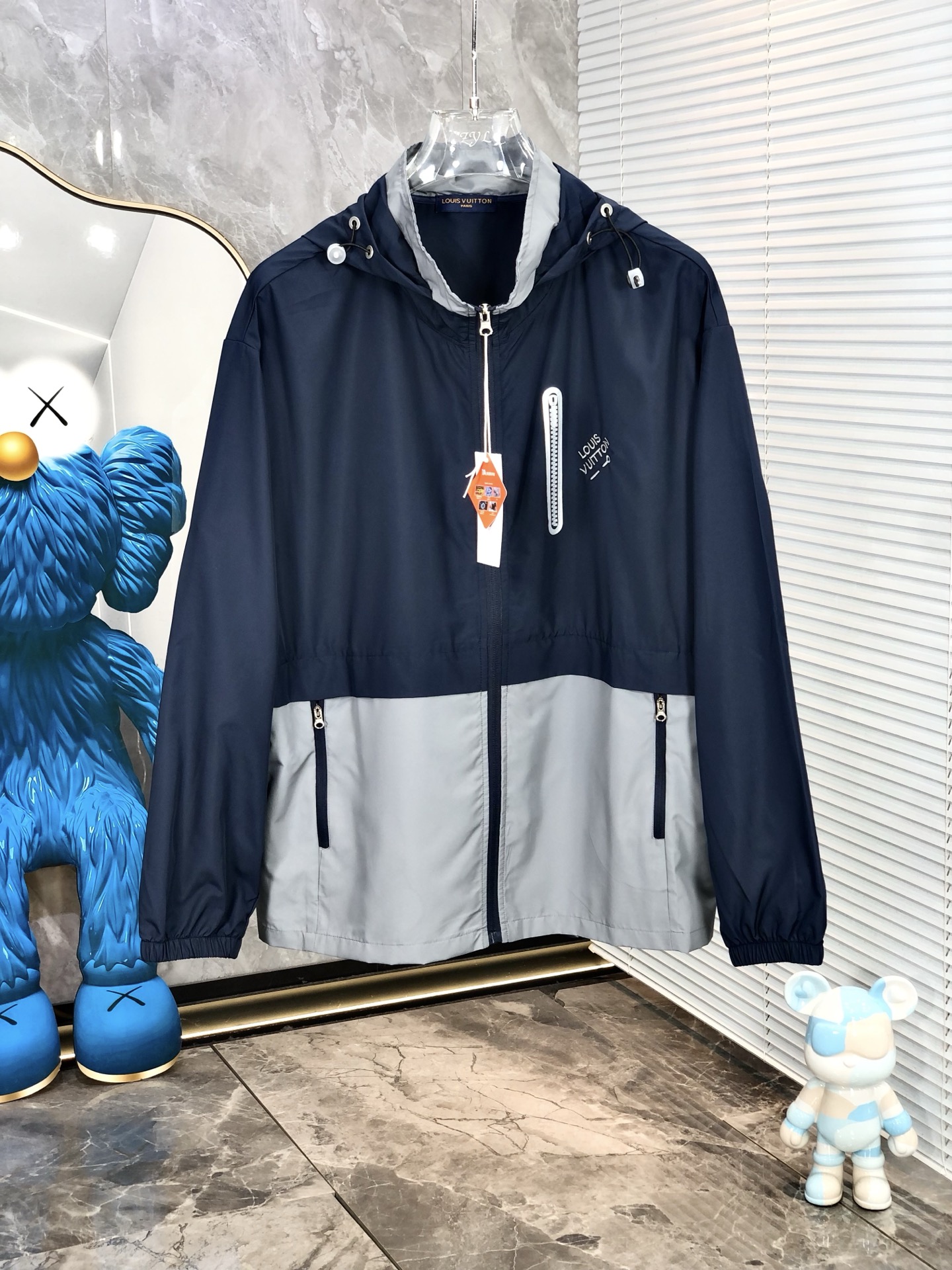 NO:159380,.Lv. Lightweight, breathable and comfortable!  The same style for men and women. Specially supplied imported fabric hooded skin clothing anti-ultraviolet rays series thin and light summer savior!  I can weld this sunscreen to my body. It hurts to be chased by the sun when I go out in summer. Who knows it!  Until I met EZ's hooded skin coat. When I put it on, it was like a moving parasol for the skin. It is made of imported fabrics, which are extremely light and you can hardly feel its existence when worn, just like the second layer of skin. The breathability is even more amazing. When the wind blows, the heat will quickly dissipate, keeping it refreshing at all times, and you no longer have to worry about sweating and wetting the back of the clothes. The sun protection is directly full, which can resist ultraviolet rays in all directions, allowing you to play in the sun without any fear of being tanned and sunburned. The hooded design is super considerate, with an extra layer of protection, and also add a 