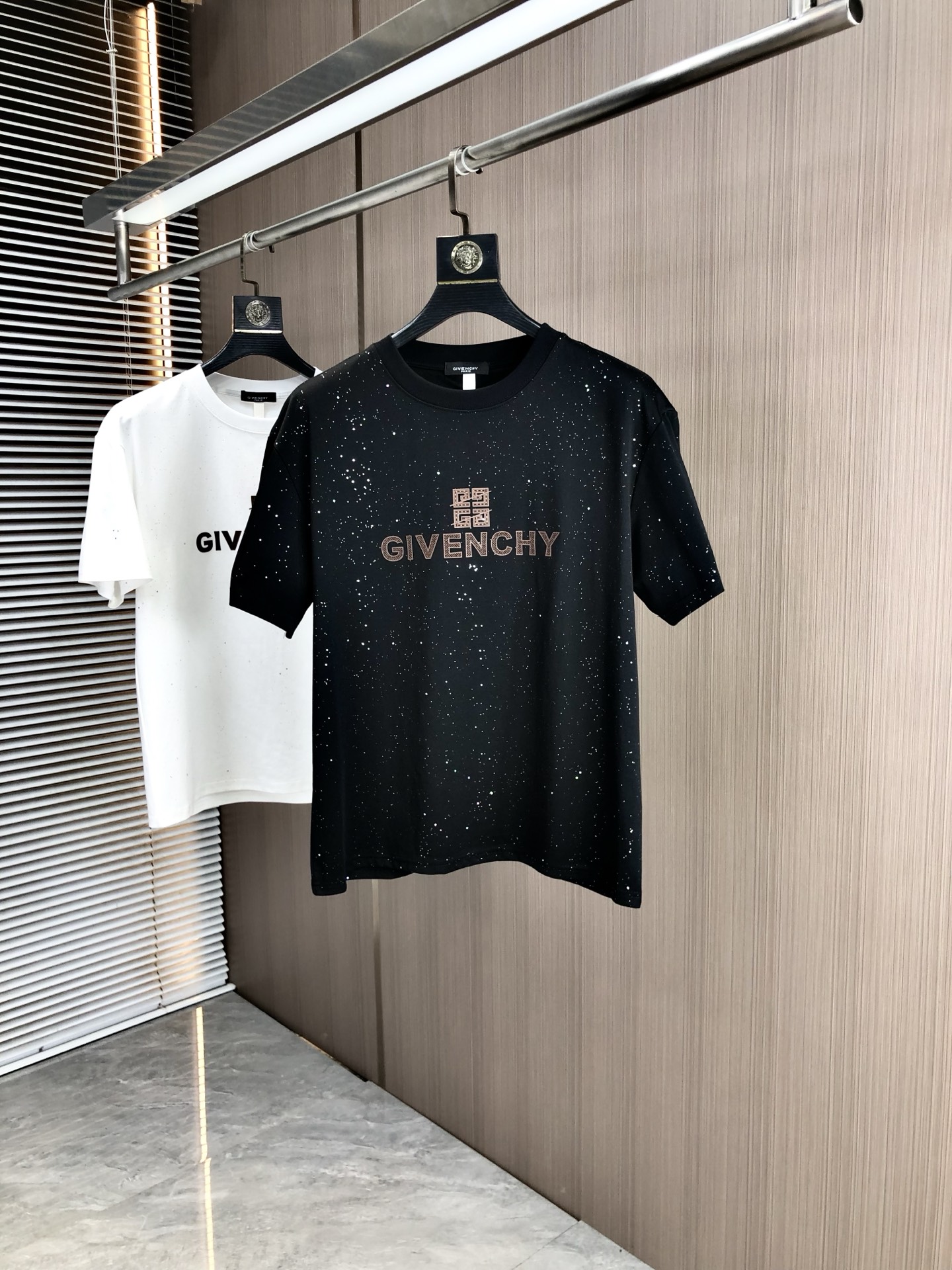 NO:447212,.Givenchy. 2025 spring and summer new product, fashionable round neck short sleeve high-end custom versatile style!  More practical, anyone can easily control it. It is made of modal spandex fabric, luxurious and classic brand logo design, h is very high-end and must-have if you understand the goods!  The style is a slim fit style, very exquisite, 6 shows aura, and highlights the exquisiteness of men. This is the unique feature, the right slim fit, and the upper body effect is very good. Size L-4xL.L wears 175/125, given, T-shirt, alexander wang19860909.纪梵希.2025春夏新品时尚圆领短袖高级定制百搭款式！更有实用感 任何人都可以轻松驾驭 采用莫代尔氨纶面料制作,奢华经典品牌logo设计,h非常显档次懂货的必须入！版型剪裁属于修身款 非常精致,6显气场,又会凸显男士的精致,这就是独到之处,恰到好处的修身,上身效果非常赞.尺码L-4xL.L穿175/125,,givenchy,T-shirt,alexander wang,Men's clothing