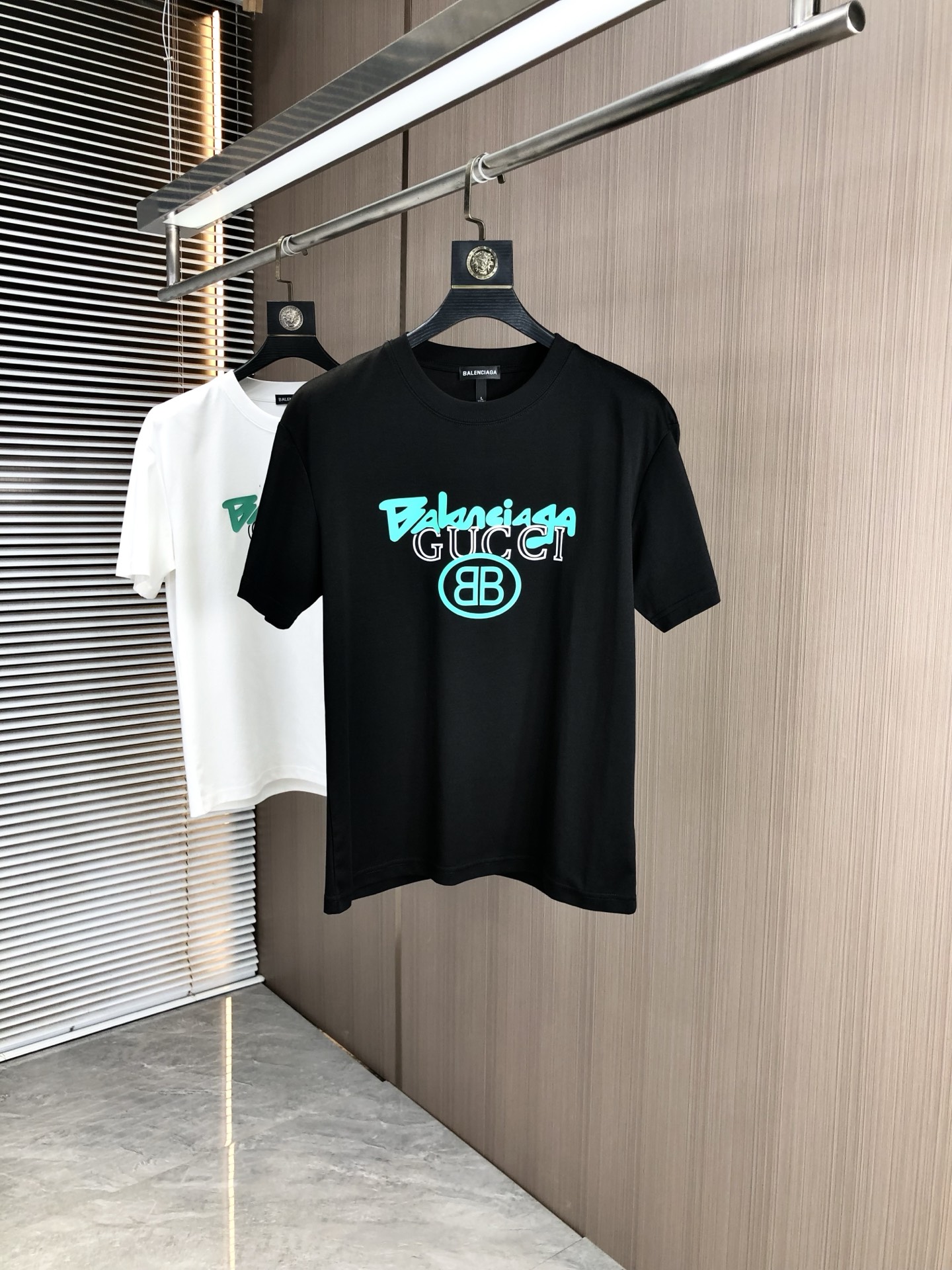 NO:447218,.Balenicaga. 2025 spring and summer new product, fashionable round neck short sleeve high-end custom versatile style!  More practical, anyone can easily control it. It is made of modal spandex fabric, luxurious and classic brand logo design, h is very high-end and must-have if you understand the goods!  The style is a slim fit style, very exquisite, 6 shows aura, and highlights the exquisiteness of men. This is the unique feature, the right slim fit, and the upper body effect is very good. Size L-4xL.L wears 175/125, balenciaga, T-shirt, alexander wang19860909.巴黎世家.2025春夏新品时尚圆领短袖高级定制百搭款式！更有实用感 任何人都可以轻松驾驭 采用莫代尔氨纶面料制作,奢华经典品牌logo设计,h非常显档次懂货的必须入！版型剪裁属于修身款 非常精致,6显气场,又会凸显男士的精致,这就是独到之处,恰到好处的修身,上身效果非常赞.尺码L-4xL.L穿175/125,,balenciaga,T-shirt,alexander wang,Men's clothing