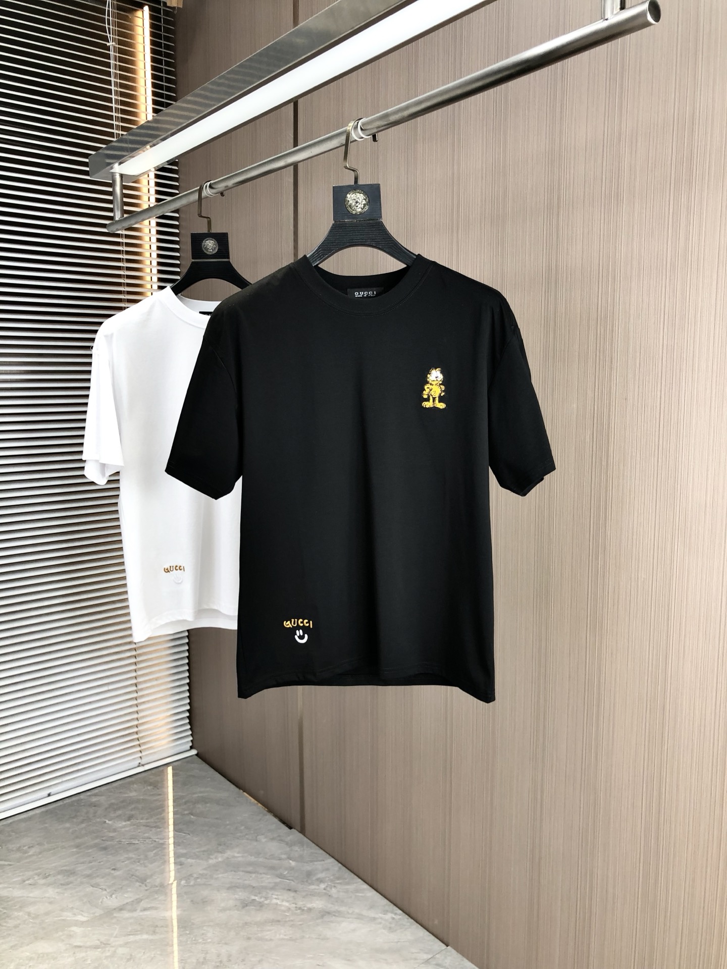 NO:447224,.Gucci.2025 spring and summer new product fashionable round neck short sleeve high-end custom versatile style!  More practical, anyone can easily control it. It is made of modal spandex fabric, luxurious and classic brand logo design, h is very high-end and must-have if you understand the goods!  The style is a slim fit style, very exquisite, 6 shows aura, and highlights the exquisiteness of men. This is the unique feature, the right slim fit, and the upper body effect is very good. Size L-4xL.L wears 175/125, gucci, T-shirt, alexander wang19860909.Gucci.2025春夏新品时尚圆领短袖高级定制百搭款式！更有实用感 任何人都可以轻松驾驭 采用莫代尔氨纶面料制作,奢华经典品牌logo设计,h非常显档次懂货的必须入！版型剪裁属于修身款 非常精致,6显气场,又会凸显男士的精致,这就是独到之处,恰到好处的修身,上身效果非常赞.尺码L-4xL.L穿175/125,,gucci,T-shirt,alexander wang,Men's clothing