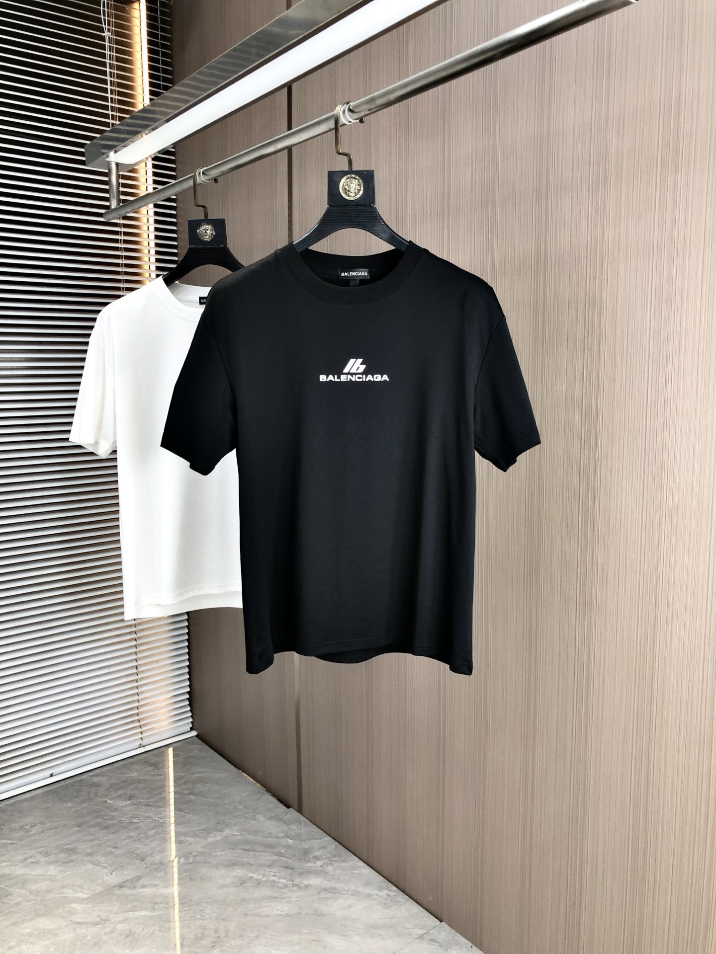 NO:447230,.Balenicaga. 2025 spring and summer new product, fashionable round neck short sleeve high-end custom versatile style!  More practical, anyone can easily control it. It is made of modal spandex fabric, luxurious and classic brand logo design, h is very high-end and must-have if you understand the goods!  The style is a slim fit style, very exquisite, 6 shows aura, and highlights the exquisiteness of men. This is the unique feature, the right slim fit, and the upper body effect is very good. Size L-4xL.L wears 175/125, balenciaga, T-shirt, alexander wang19860909.巴黎世家.2025春夏新品时尚圆领短袖高级定制百搭款式！更有实用感 任何人都可以轻松驾驭 采用莫代尔氨纶面料制作,奢华经典品牌logo设计,h非常显档次懂货的必须入！版型剪裁属于修身款 非常精致,6显气场,又会凸显男士的精致,这就是独到之处,恰到好处的修身,上身效果非常赞.尺码L-4xL.L穿175/125,,balenciaga,T-shirt,alexander wang,Men's clothing