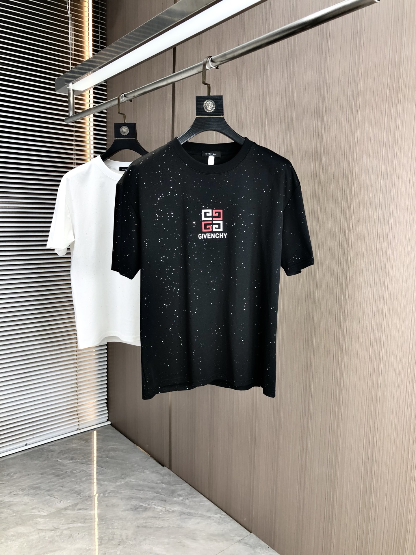 NO:447174,.Givenchy. 2025 spring and summer new product, fashionable round neck short sleeve high-end custom versatile style!  More practical, anyone can easily control it. It is made of modal spandex fabric, luxurious and classic brand logo design, h is very high-end and must-have if you understand the goods!  The style is a slim fit style, very exquisite, 6 shows aura, and highlights the exquisiteness of men. This is the unique feature, the right slim fit, and the upper body effect is very good. Size L-4xL.L wears 175/125, given, T-shirt, alexander wang19860909.纪梵希.2025春夏新品时尚圆领短袖高级定制百搭款式！更有实用感 任何人都可以轻松驾驭 采用莫代尔氨纶面料制作,奢华经典品牌logo设计,h非常显档次懂货的必须入！版型剪裁属于修身款 非常精致,6显气场,又会凸显男士的精致,这就是独到之处,恰到好处的修身,上身效果非常赞.尺码L-4xL.L穿175/125,,givenchy,T-shirt,alexander wang,Men's clothing