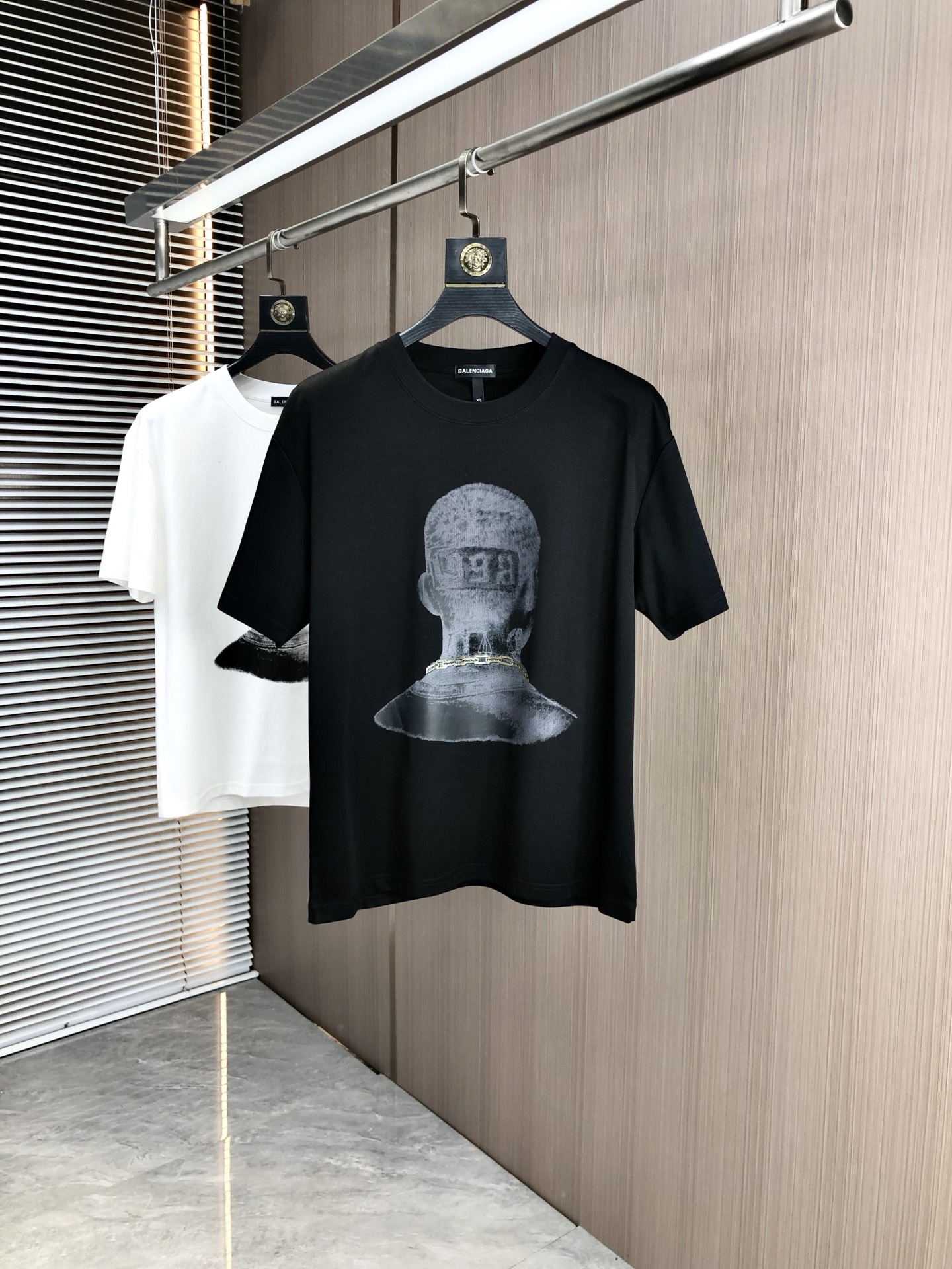 NO:447181,.Balenicaga. 2025 spring and summer new product, fashionable round neck short sleeve high-end custom versatile style!  More practical, anyone can easily control it. It is made of modal spandex fabric, luxurious and classic brand logo design, h is very high-end and must-have if you understand the goods!  The style is a slim fit style, very exquisite, 6 shows aura, and highlights the exquisiteness of men. This is the unique feature, the right slim fit, and the upper body effect is very good. Size L-4xL.L wears 175/125, balenciaga, T-shirt, alexander wang19860909.巴黎世家.2025春夏新品时尚圆领短袖高级定制百搭款式！更有实用感 任何人都可以轻松驾驭 采用莫代尔氨纶面料制作,奢华经典品牌logo设计,h非常显档次懂货的必须入！版型剪裁属于修身款 非常精致,6显气场,又会凸显男士的精致,这就是独到之处,恰到好处的修身,上身效果非常赞.尺码L-4xL.L穿175/125,,balenciaga,T-shirt,alexander wang,Men's clothing