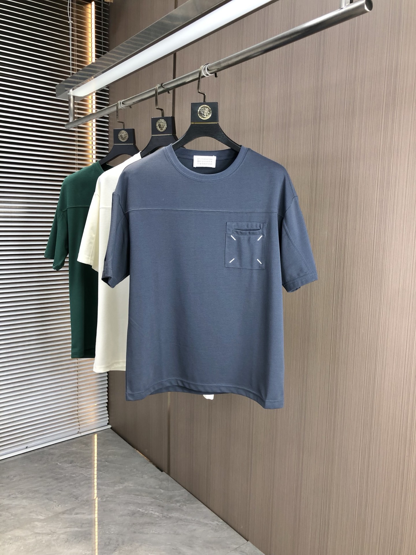 NO:447189,.Majira. 2025 spring and summer new product fashionable round neck short sleeve high-end custom versatile style!  More practical, anyone can easily control it. It is made of modal spandex fabric, luxurious and classic brand logo design, h is very high-end and must-have if you understand the goods!  The style is a slim fit style, very exquisite, 6 shows aura, and highlights the exquisiteness of men. This is the unique feature, the right slim fit, and the upper body effect is very good. Size L-4xL.L wears 175/125,,masion margiela,T-shirt,alexander wang19860909.马吉拉.2025春夏新品时尚圆领短袖高级定制百搭款式！更有实用感 任何人都可以轻松驾驭 采用莫代尔氨纶面料制作,奢华经典品牌logo设计,h非常显档次懂货的必须入！版型剪裁属于修身款 非常精致,6显气场,又会凸显男士的精致,这就是独到之处,恰到好处的修身,上身效果非常赞.尺码L-4xL.L穿175/125,,masion margiela,T-shirt,alexander wang,Men's clothing