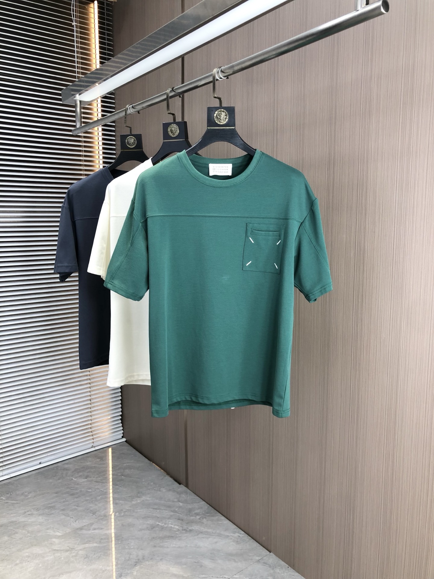 NO:447196,.Majila 2025 spring and summer new product fashionable round neck short sleeve high-end custom versatile style!  More practical, anyone can easily control it. It is made of modal spandex fabric, luxurious and classic brand logo design, h is very high-end and must-have if you understand the goods!  The style is a slim fit style, very exquisite, 6 shows aura, and highlights the exquisiteness of men. This is the unique feature, the right slim fit, and the upper body effect is very good. Size L-4xL.L wears 175/125,,masion margiela,T-shirt,alexander wang19860909.马吉拉 2025春夏新品时尚圆领短袖高级定制百搭款式！更有实用感 任何人都可以轻松驾驭 采用莫代尔氨纶面料制作,奢华经典品牌logo设计,h非常显档次懂货的必须入！版型剪裁属于修身款 非常精致,6显气场,又会凸显男士的精致,这就是独到之处,恰到好处的修身,上身效果非常赞.尺码L-4xL.L穿175/125,,masion margiela,T-shirt,alexander wang,Men's clothing