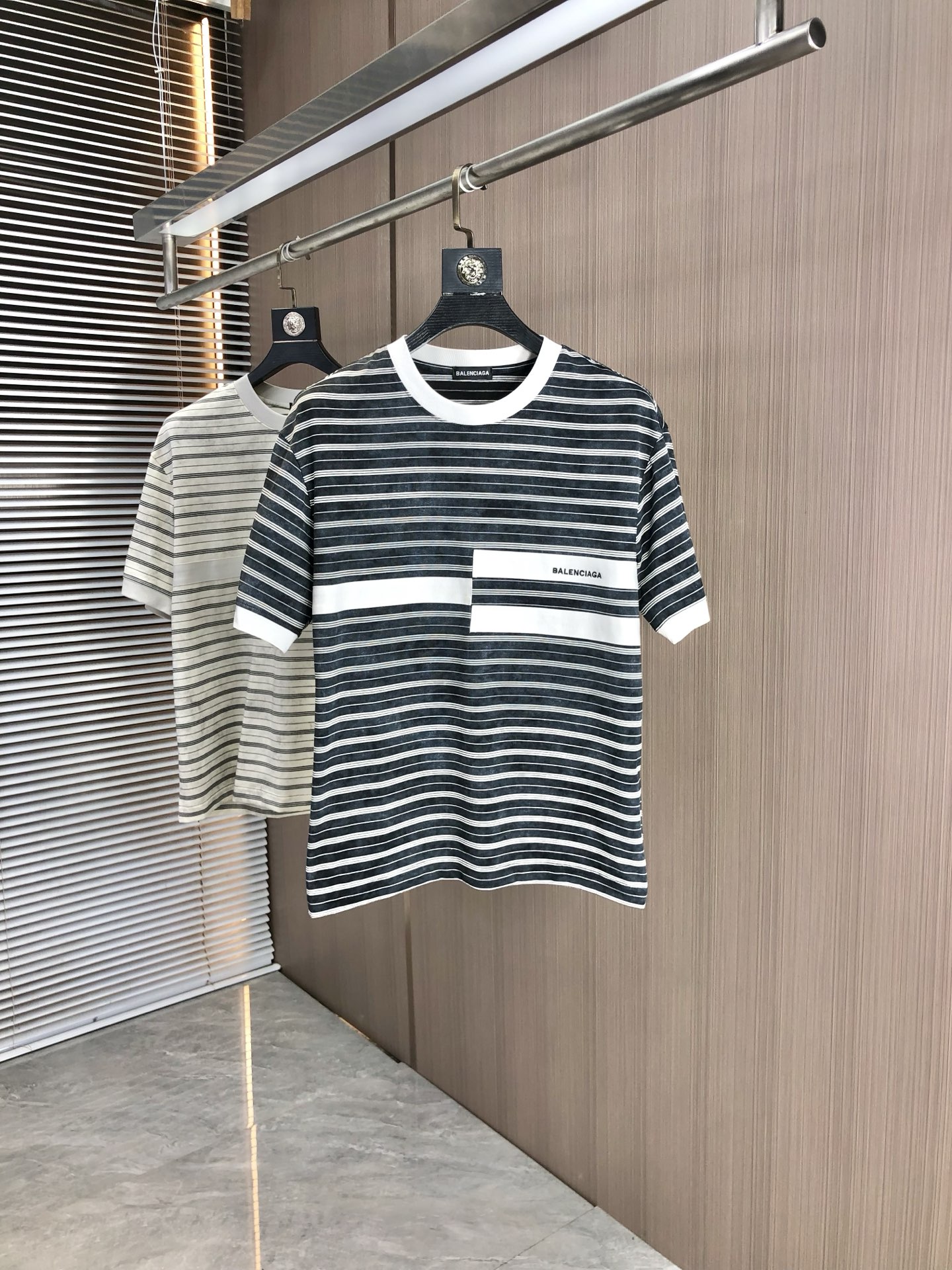 NO:447245,.Balenicaga. 2025 spring and summer new product, fashionable round neck short sleeve high-end custom versatile style!  More practical, anyone can easily control it. It is made of modal spandex fabric, luxurious and classic brand logo design, h is very high-end and must-have if you understand the goods!  The style is a slim fit style, very exquisite, 7 shows aura, and highlights the exquisiteness of men. This is the unique feature, the right slim fit, and the upper body effect is very good. Size M-3xL.m wears 175/130, balenciaga, T-shirt, alexander wang19860909.巴黎世家.2025春夏新品时尚圆领短袖高级定制百搭款式！更有实用感 任何人都可以轻松驾驭 采用莫代尔氨纶面料制作,奢华经典品牌logo设计,h非常显档次懂货的必须入！版型剪裁属于修身款 非常精致,7显气场,又会凸显男士的精致,这就是独到之处,恰到好处的修身,上身效果非常赞.尺码M-3xL.m穿175/130,,balenciaga,T-shirt,alexander wang,Men's clothing