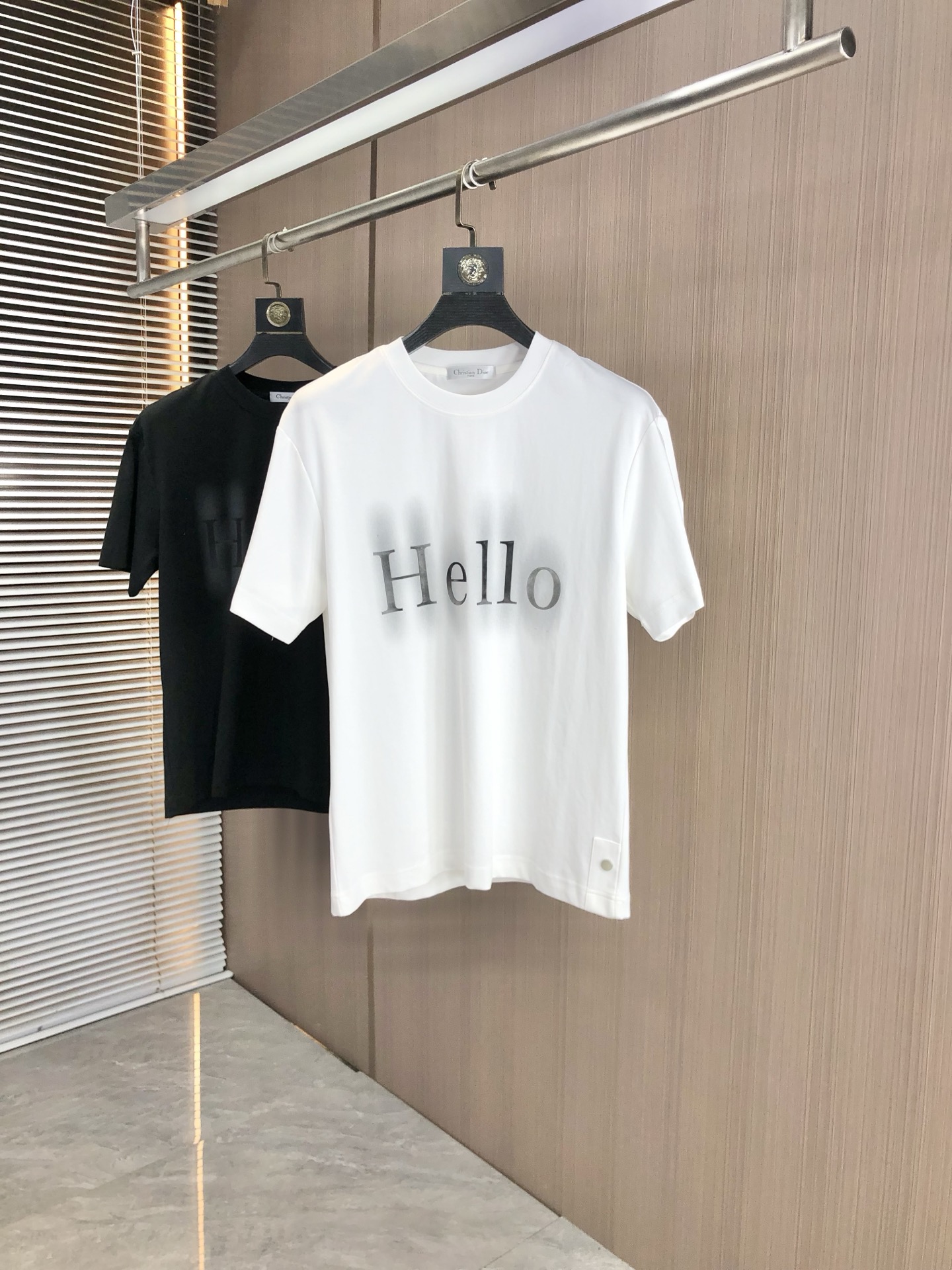 NO:447250,.Dior.2025 spring and summer new product fashionable round neck short sleeve high-end custom versatile style!  More practical, anyone can easily control it. It is made of modal spandex fabric, luxurious and classic brand logo design, h is very high-end and must-have if you understand the goods!  The style is a slim fit style, very exquisite, 7 shows aura, and highlights the exquisiteness of men. This is the unique feature, the right slim fit, and the upper body effect is very good. Size M-3xL.m wears 175/130, dior, T-shirt, alexander wang19860909.Dior.2025春夏新品时尚圆领短袖高级定制百搭款式！更有实用感 任何人都可以轻松驾驭 采用莫代尔氨纶面料制作,奢华经典品牌logo设计,h非常显档次懂货的必须入！版型剪裁属于修身款 非常精致,7显气场,又会凸显男士的精致,这就是独到之处,恰到好处的修身,上身效果非常赞.尺码M-3xL.m穿175/130,,dior,T-shirt,alexander wang,Men's clothing