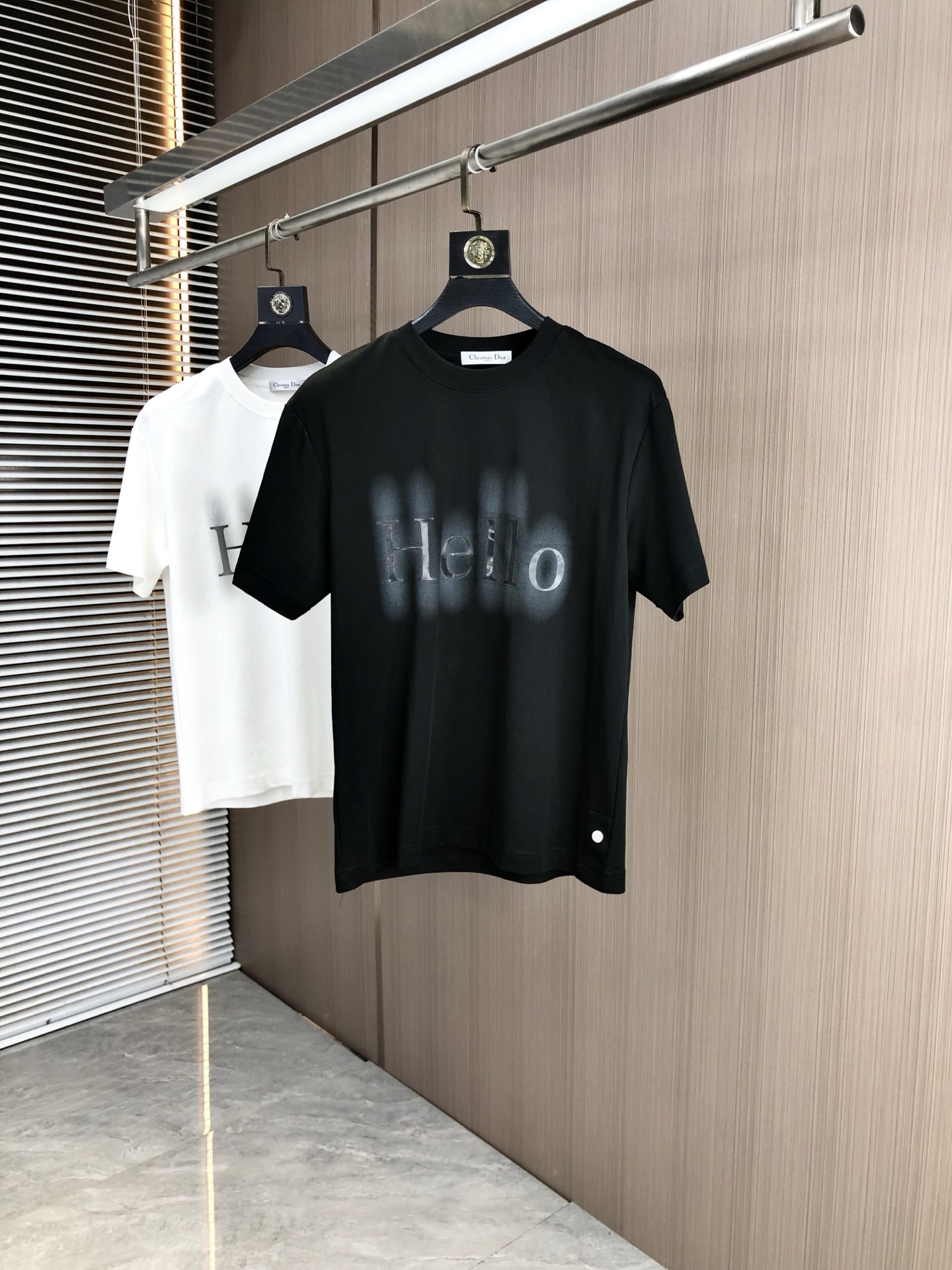 NO:447256,.Dior .2025 spring and summer new product fashionable round neck short sleeve high-end custom versatile style!  More practical, anyone can easily control it. It is made of modal spandex fabric, luxurious and classic brand logo design, h is very high-end and must-have if you understand the goods!  The style is a slim fit style, very exquisite, 7 shows aura, and highlights the exquisiteness of men. This is the unique feature, the right slim fit, and the upper body effect is very good. Size M-3xL.m wears 175/130, dior, T-shirt, alexander wang19860909.Dior .2025春夏新品时尚圆领短袖高级定制百搭款式！更有实用感 任何人都可以轻松驾驭 采用莫代尔氨纶面料制作,奢华经典品牌logo设计,h非常显档次懂货的必须入！版型剪裁属于修身款 非常精致,7显气场,又会凸显男士的精致,这就是独到之处,恰到好处的修身,上身效果非常赞.尺码M-3xL.m穿175/130,,dior,T-shirt,alexander wang,Men's clothing