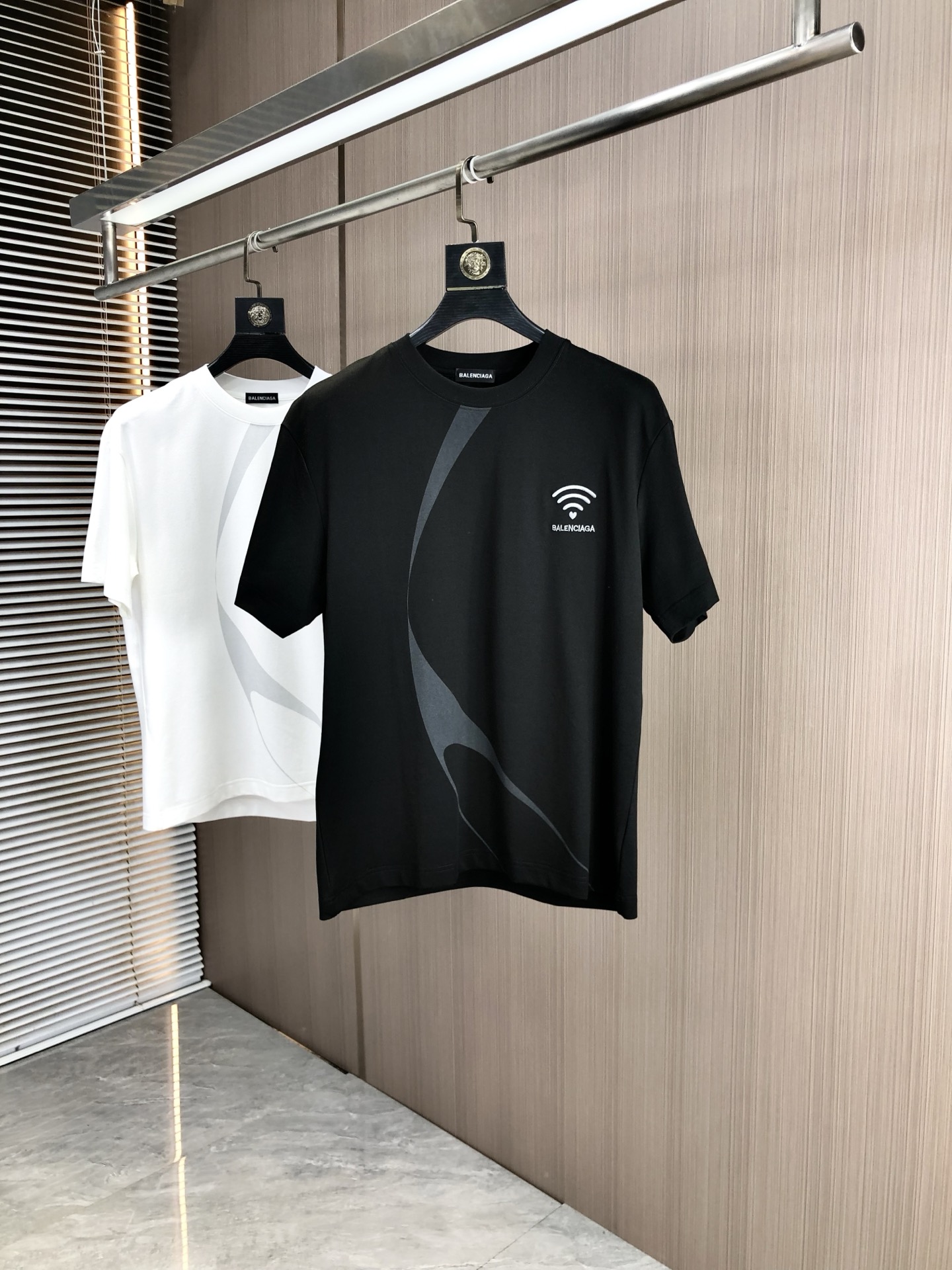 NO:447259,.Balenicaga. 2025 spring and summer new product, fashionable round neck short sleeve high-end custom versatile style!  More practical, anyone can easily control it. It is made of modal spandex fabric, luxurious and classic brand logo design, h is very high-end and must-have if you understand the goods!  The style is a slim fit style, very exquisite, 7 shows aura, and highlights the exquisiteness of men. This is the unique feature, the right slim fit, and the upper body effect is very good. Size M-3xL.m wears 175/130, balenciaga, T-shirt, alexander wang19860909.巴黎世家.2025春夏新品时尚圆领短袖高级定制百搭款式！更有实用感 任何人都可以轻松驾驭 采用莫代尔氨纶面料制作,奢华经典品牌logo设计,h非常显档次懂货的必须入！版型剪裁属于修身款 非常精致,7显气场,又会凸显男士的精致,这就是独到之处,恰到好处的修身,上身效果非常赞.尺码M-3xL.m穿175/130,,balenciaga,T-shirt,alexander wang,Men's clothing