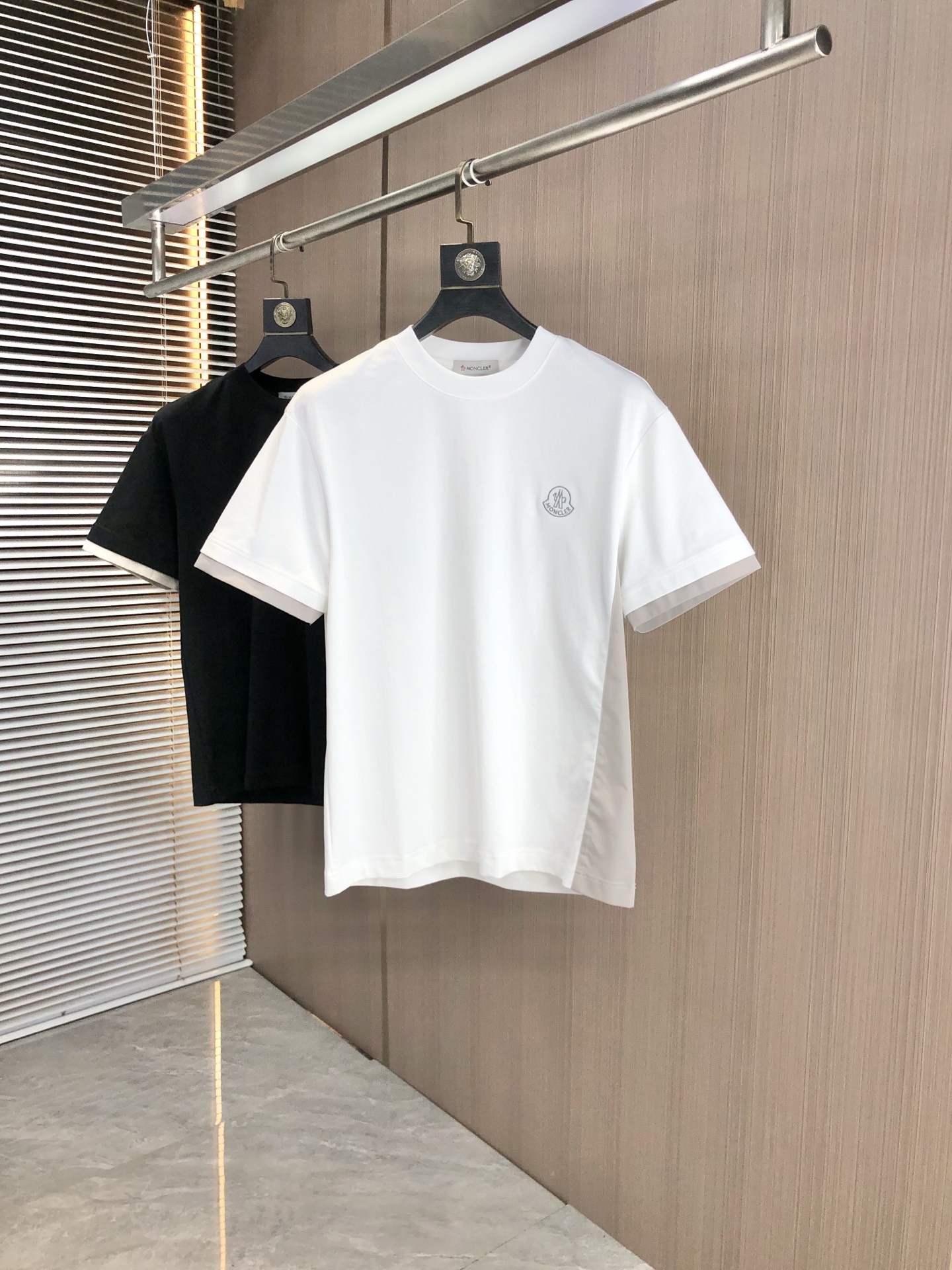 NO:447265,.The 2025 spring and summer new product, fashionable round neck short sleeve high-end custom versatile style!  More practical, anyone can easily control it. It is made of modal spandex fabric, luxurious and classic brand logo design, h is very high-end and must-have if you understand the goods!  The style is a slim fit style, very exquisite, 7 shows aura, and highlights the exquisiteness of men. This is the unique feature, the right slim fit, and the upper body effect is very good. Size M-3xL.m wears 175/130, Moncler, T-shirt, alexander wang19860909.蒙口.2025春夏新品时尚圆领短袖高级定制百搭款式！更有实用感 任何人都可以轻松驾驭 采用莫代尔氨纶面料制作,奢华经典品牌logo设计,h非常显档次懂货的必须入！版型剪裁属于修身款 非常精致,7显气场,又会凸显男士的精致,这就是独到之处,恰到好处的修身,上身效果非常赞.尺码M-3xL.m穿175/130,,Moncler,T-shirt,alexander wang,Men's clothing