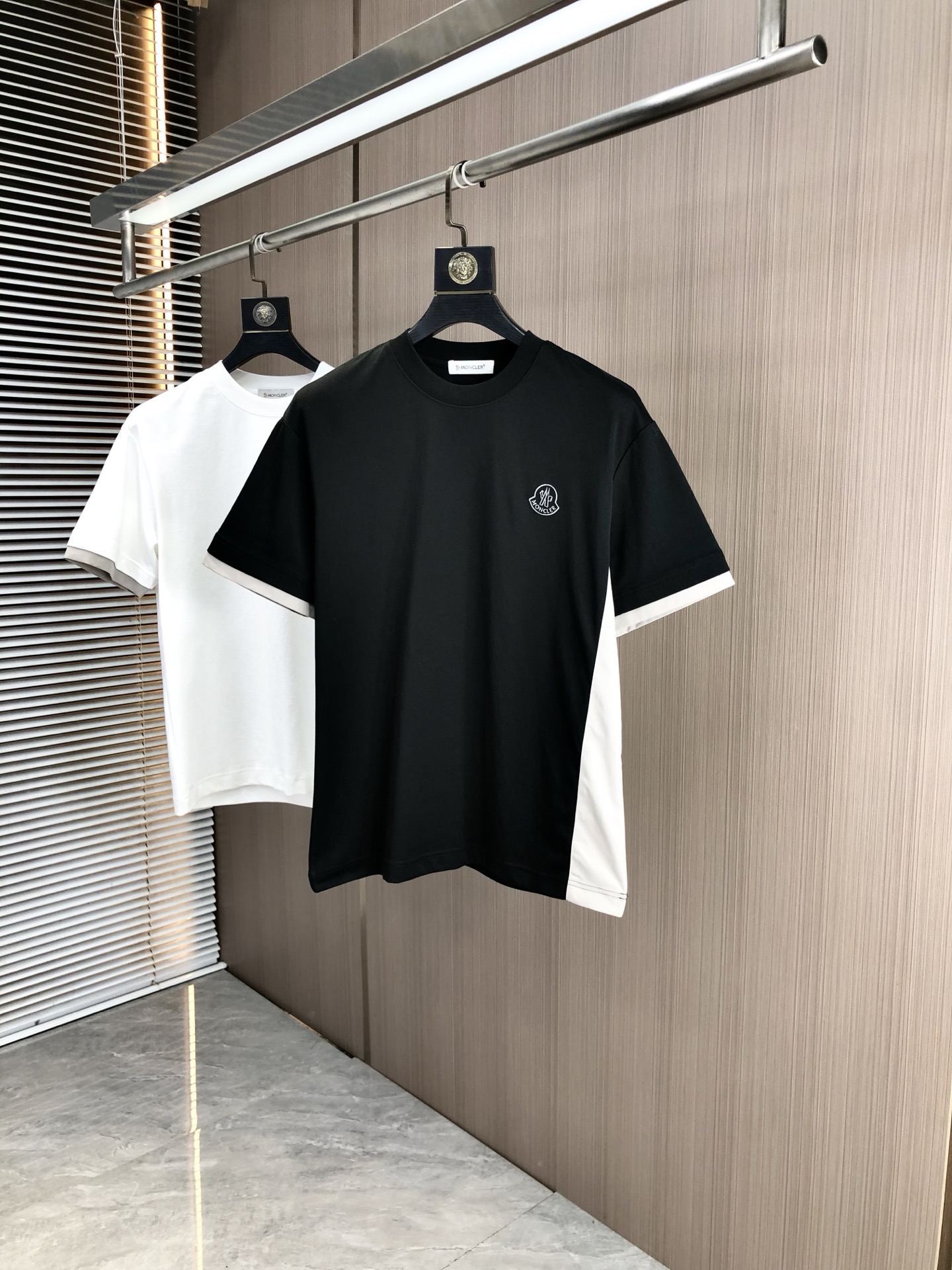 NO:447271,.Covered . 2025 spring and summer new product fashionable round neck short sleeve high-end custom versatile style!  More practical, anyone can easily control it. It is made of modal spandex fabric, luxurious and classic brand logo design, h is very high-end and must-have if you understand the goods!  The style is a slim fit style, very exquisite, 7 shows aura, and highlights the exquisiteness of men. This is the unique feature, the right slim fit, and the upper body effect is very good. Size M-3xL.m wears 175/130, Moncler, T-shirt, alexander wang19860909.蒙口 .2025春夏新品时尚圆领短袖高级定制百搭款式！更有实用感 任何人都可以轻松驾驭 采用莫代尔氨纶面料制作,奢华经典品牌logo设计,h非常显档次懂货的必须入！版型剪裁属于修身款 非常精致,7显气场,又会凸显男士的精致,这就是独到之处,恰到好处的修身,上身效果非常赞.尺码M-3xL.m穿175/130,,Moncler,T-shirt,alexander wang,Men's clothing