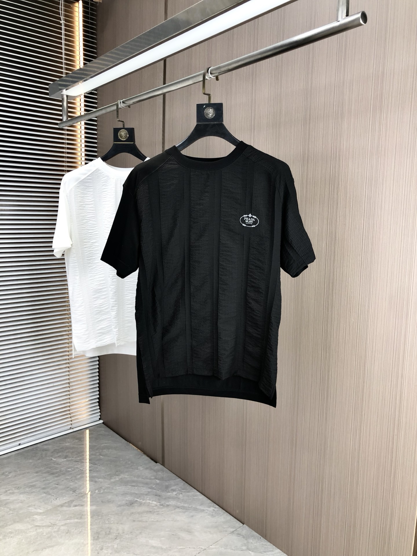 NO:447277,.Prada. 2025 spring and summer new product, fashionable round neck short sleeve high-end custom versatile style!  More practical, anyone can easily control it. It is made of modal spandex fabric, luxurious and classic brand logo design, h is very high-end and must-have if you understand the goods!  The style is a slim fit style, very exquisite, 7 shows aura, and highlights the exquisiteness of men. This is the unique feature, the right slim fit, and the upper body effect is very good. Size M-3xL.m wears 175/130, prada, T-shirt, alexander wang19860909.普拉达.2025春夏新品时尚圆领短袖高级定制百搭款式！更有实用感 任何人都可以轻松驾驭 采用莫代尔氨纶面料制作,奢华经典品牌logo设计,h非常显档次懂货的必须入！版型剪裁属于修身款 非常精致,7显气场,又会凸显男士的精致,这就是独到之处,恰到好处的修身,上身效果非常赞.尺码M-3xL.m穿175/130,,prada,T-shirt,alexander wang,Men's clothing