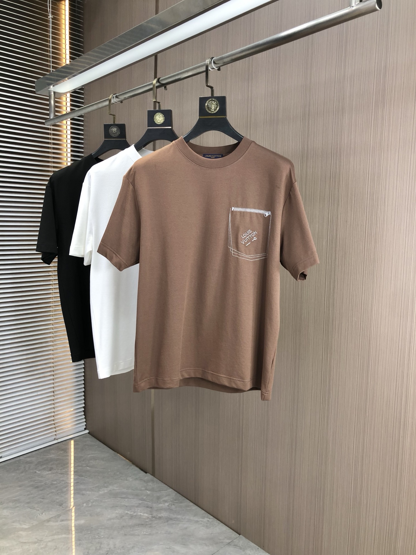 NO:495037,.Lv.2025 spring and summer new product fashionable round neck short sleeve high-end custom versatile style!  More practical, anyone can easily control it. It is made of modal spandex fabric, luxurious and classic brand logo design, h is very high-end and must-have if you understand the goods!  The style is a slim fit style, very exquisite, 7 shows aura, and highlights the exquisiteness of men. This is the unique feature, the right slim fit, and the upper body effect is very good. Size M-3xL.m wears 175/130, louis vuitton, T-shirt, alexander wang19860909.Lv.2025春夏新品时尚圆领短袖高级定制百搭款式！更有实用感 任何人都可以轻松驾驭 采用莫代尔氨纶面料制作,奢华经典品牌logo设计,h非常显档次懂货的必须入！版型剪裁属于修身款 非常精致,7显气场,又会凸显男士的精致,这就是独到之处,恰到好处的修身,上身效果非常赞.尺码M-3xL.m穿175/130,,louis vuitton,T-shirt,alexander wang,Men's clothing