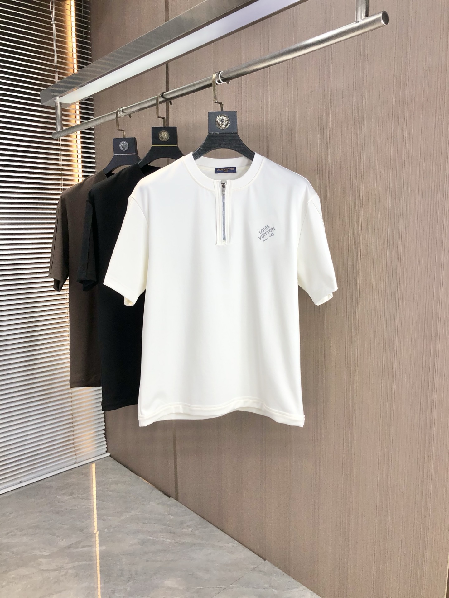 NO:497798,.Lv.2025 spring and summer new product fashionable round neck short sleeve high-end custom versatile style!  More practical, anyone can easily control it. It is made of modal spandex fabric, luxurious and classic brand logo design, h is very high-end and must-have if you understand the goods!  The style is a slim fit style, very exquisite, 7 shows aura, and highlights the exquisiteness of men. This is the unique feature, the right slim fit, and the upper body effect is very good. Size M-3xL.m wears 175/130, louis vuitton, T-shirt, alexander wang19860909.Lv.2025春夏新品时尚圆领短袖高级定制百搭款式！更有实用感 任何人都可以轻松驾驭 采用莫代尔氨纶面料制作,奢华经典品牌logo设计,h非常显档次懂货的必须入！版型剪裁属于修身款 非常精致,7显气场,又会凸显男士的精致,这就是独到之处,恰到好处的修身,上身效果非常赞.尺码M-3xL.m穿175/130,,louis vuitton,T-shirt,alexander wang,Men's clothing