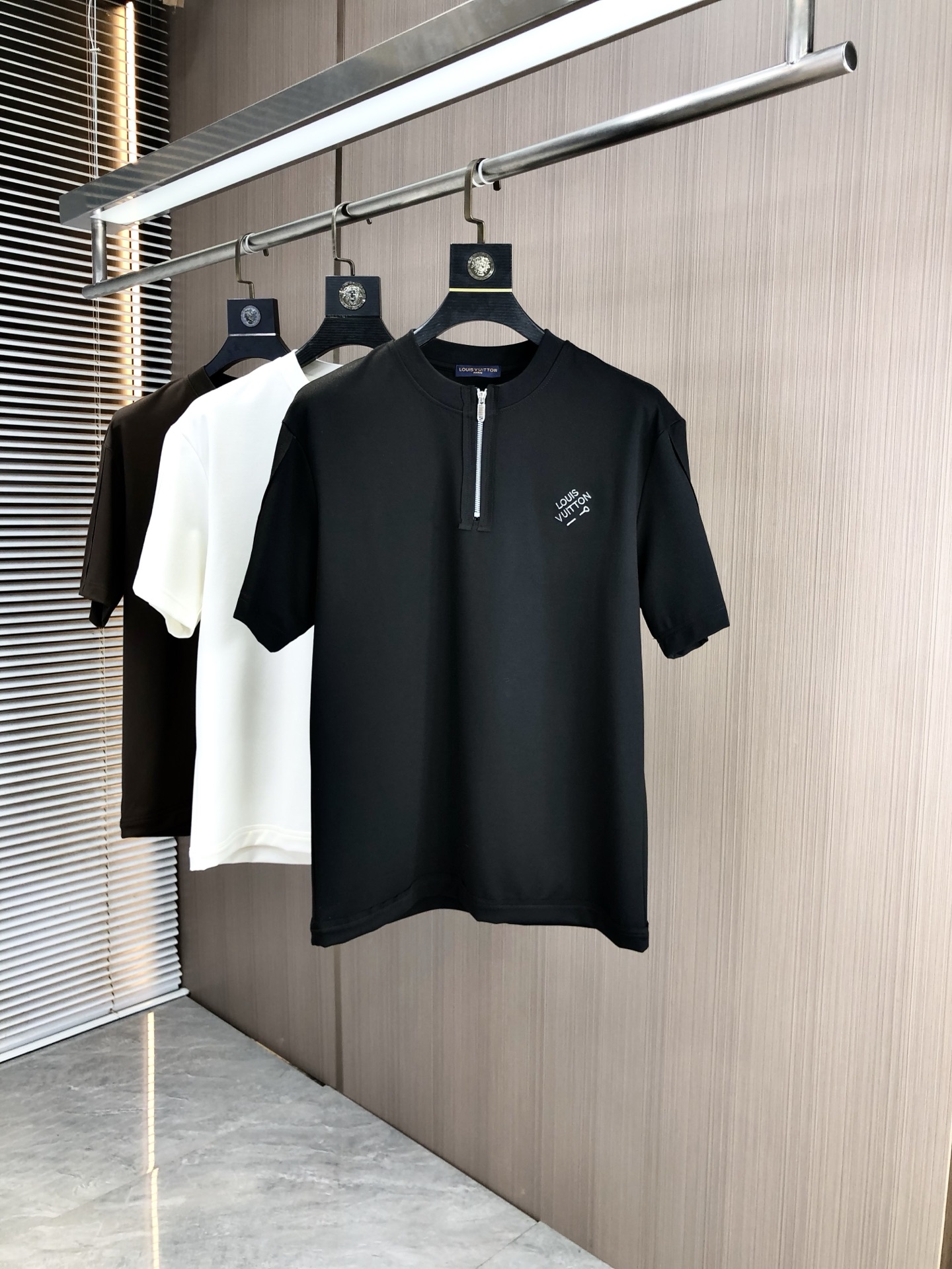 NO:447283,.Lv.2025 spring and summer new product fashionable round neck short sleeve high-end custom versatile style!  More practical, anyone can easily control it. It is made of modal spandex fabric, luxurious and classic brand logo design, h is very high-end and must-have if you understand the goods!  The style is a slim fit style, very exquisite, 7 shows aura, and highlights the exquisiteness of men. This is the unique feature, the right slim fit, and the upper body effect is very good. Size M-3xL.m wears 175/130, louis vuitton, T-shirt, alexander wang19860909.Lv.2025春夏新品时尚圆领短袖高级定制百搭款式！更有实用感 任何人都可以轻松驾驭 采用莫代尔氨纶面料制作,奢华经典品牌logo设计,h非常显档次懂货的必须入！版型剪裁属于修身款 非常精致,7显气场,又会凸显男士的精致,这就是独到之处,恰到好处的修身,上身效果非常赞.尺码M-3xL.m穿175/130,,louis vuitton,T-shirt,alexander wang,Men's clothing