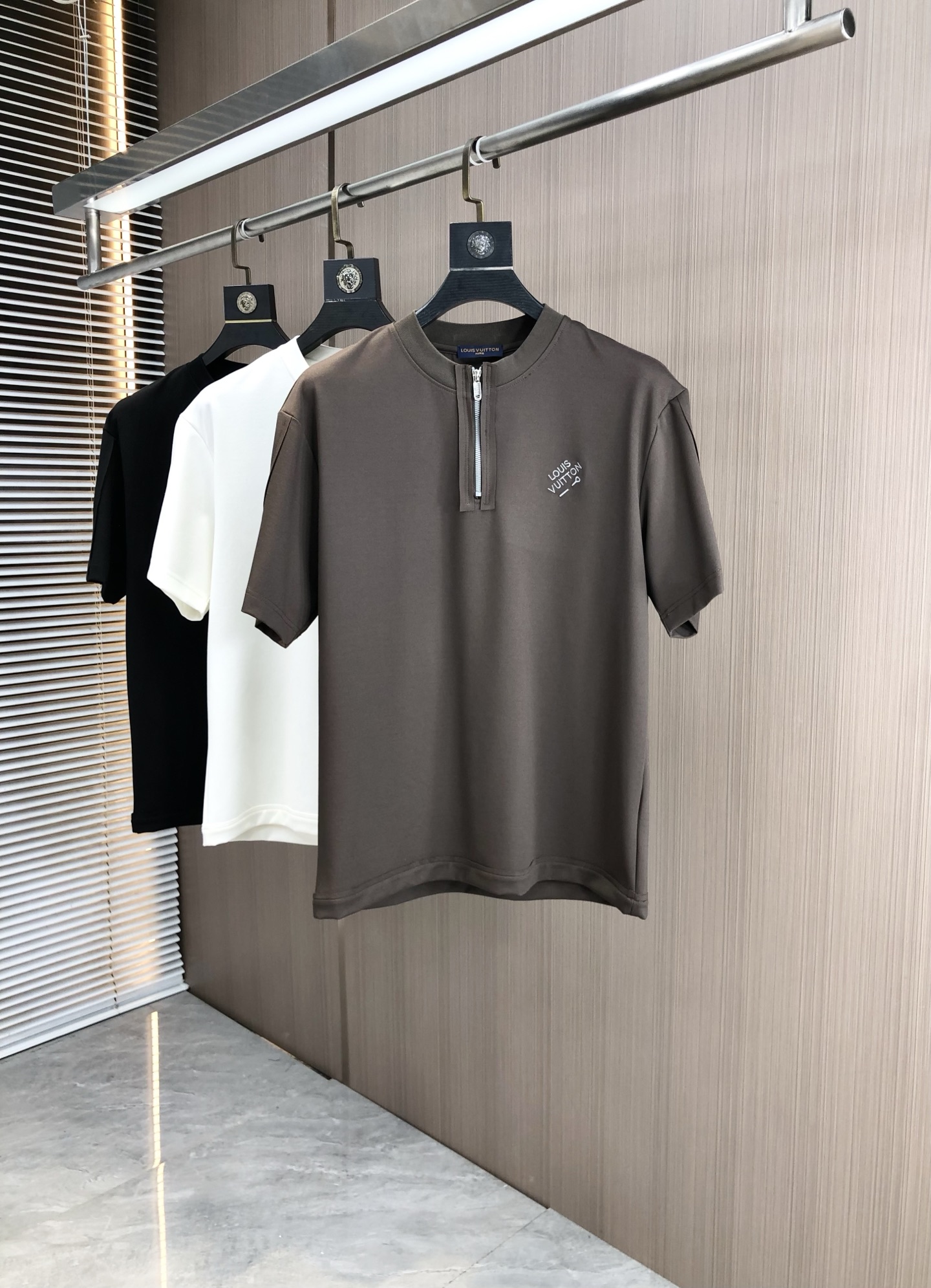 NO:447290,.LV.2025 spring and summer new product fashionable round neck short sleeve high-end custom versatile style!  More practical, anyone can easily control it. It is made of modal spandex fabric, luxurious and classic brand logo design, h is very high-end and must-have if you understand the goods!  The style is a slim fit style, very exquisite, 7 shows aura, and highlights the exquisiteness of men. This is the unique feature, the right slim fit, and the upper body effect is very good. Size M-3xL.m wears 175/130, louis vuitton, T-shirt, alexander wang19860909.LV.2025春夏新品时尚圆领短袖高级定制百搭款式！更有实用感 任何人都可以轻松驾驭 采用莫代尔氨纶面料制作,奢华经典品牌logo设计,h非常显档次懂货的必须入！版型剪裁属于修身款 非常精致,7显气场,又会凸显男士的精致,这就是独到之处,恰到好处的修身,上身效果非常赞.尺码M-3xL.m穿175/130,,louis vuitton,T-shirt,alexander wang,Men's clothing