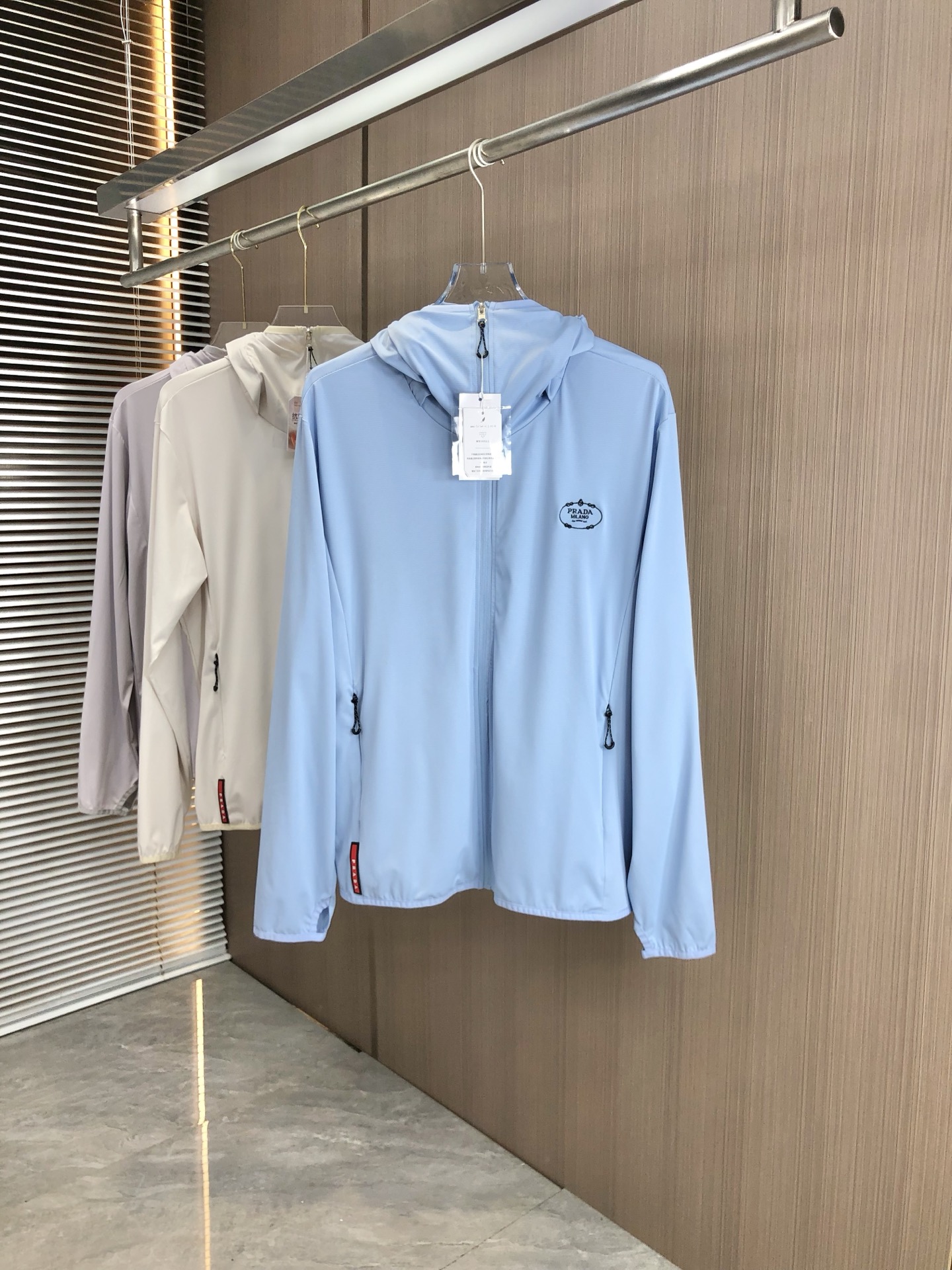 NO:447201,.Prada. Lightweight, breathable and comfortable!  The same style for men and women. Specially supplied imported fabric hooded skin clothing anti-ultraviolet rays series thin and light summer savior!  I can weld this sunscreen to my body. It hurts to be chased by the sun when I go out in summer. Who knows it!  Until I met EZ's hooded skin coat. When I put it on, it was like a moving parasol for the skin. It is made of imported fabrics, which are extremely light and you can hardly feel its existence when worn, just like the second layer of skin. The breathability is even more amazing. When the wind blows, the heat will quickly dissipate, keeping it refreshing at all times, and you no longer have to worry about sweating and wetting the back of the clothes. The sun protection is directly full, which can resist ultraviolet rays in all directions, allowing you to play in the sun without any fear of being tanned and sunburned. The hooded design is super considerate, with an extra layer of protection, and also add a 'sun protection shield' to the face. The style is simple and fashionable. You can easily grasp the fashionable feeling when you are commuting, outdoor sports, and wearing jeans or sports pants. With it, you will no longer be afraid of sunlight when traveling in summer!  Family members, hurry up while there is an activity, buy early and enjoy it early!  s-3xL.m wear 175/130 catties, prada, jeans, hats, alexander wang19860909.普拉达.轻盈透气舒适！男女同款.特供进口面料连帽款皮肤衣防嗮紫外线衣系列轻薄外夏日救星！这件防晒衣我能焊在身上 夏天出门被太阳追着烤的痛,h谁懂啊！直到我遇到EZ家这款连帽皮肤衣,穿上它,8就像给肌肤撑起了一把移动的遮阳伞. 它用的是特供进口面料,轻盈得不像话,穿上几乎感觉不到它的存在,就像第二层肌肤.透气性能更是一绝,风一吹,热气迅速散去,时刻保持清爽,再也不用担心汗湿衣背. 防晒力直接拉满,能全方位抵御紫外线,让你在阳光下肆意玩耍,完全不怕被晒黑晒伤.连帽设计超贴心,多一层防护,给脸部也加上“防晒盾” . 款式简约又时尚,日常通勤、户外运动,搭牛仔裤或者运动裤,都能轻松拿捏时尚感. 有了它,夏日出行不再怕晒！家人们,趁有活动赶紧冲,早买早享受！s-3xL.m穿175/130斤,,prada,jeans,hats,alexander wang,Men's clothing