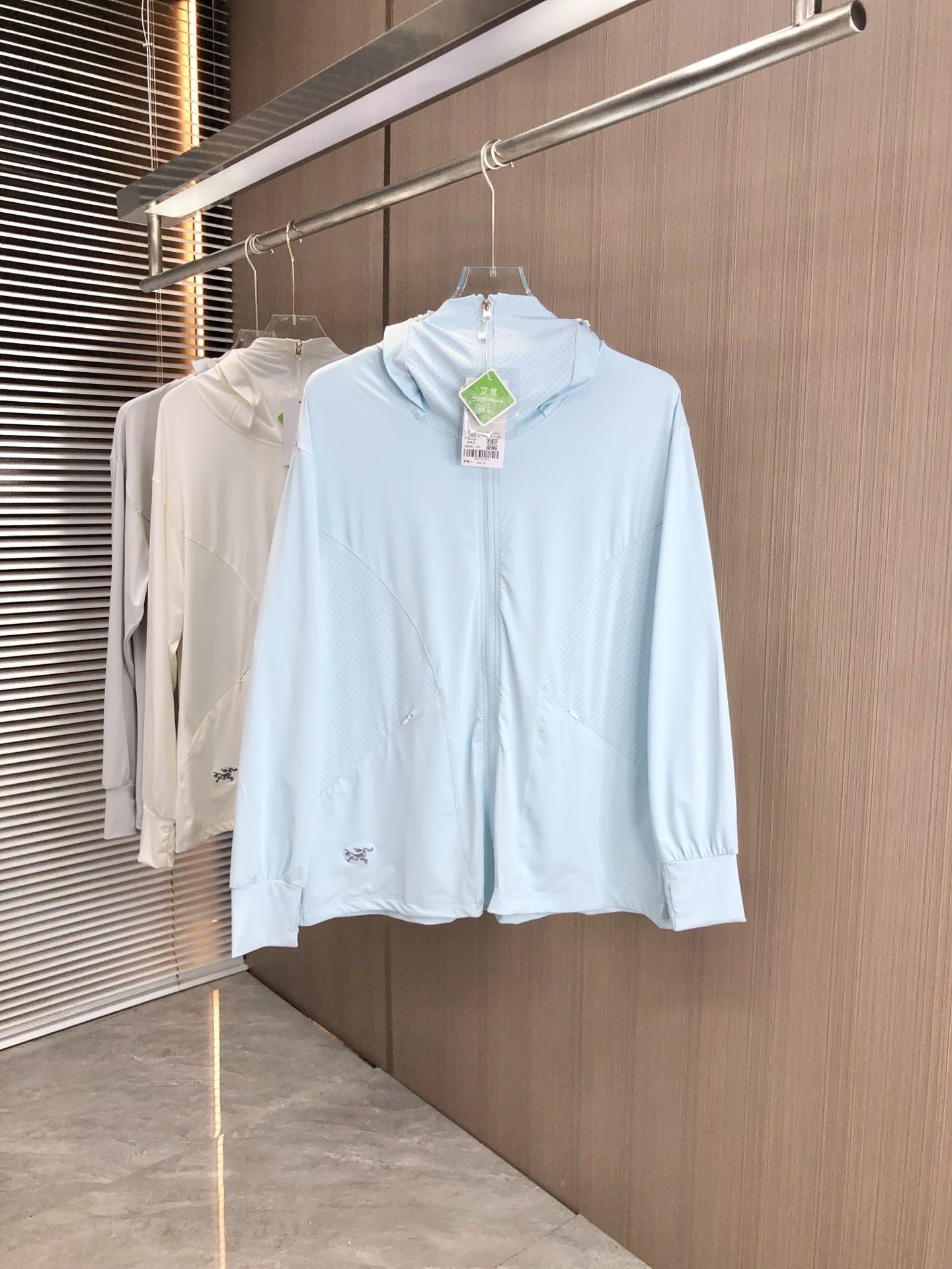 NO:447213,.Architecture bird. Light, breathable and comfortable!  The same style for men and women. Specially supplied imported fabric hooded skin clothing anti-ultraviolet rays series thin and light summer savior!  I can weld this sunscreen to my body. It hurts to be chased by the sun when I go out in summer. Who knows it!  Until I met EZ's hooded skin coat. When I put it on, it was like a moving parasol for the skin. It is made of imported fabrics, which are extremely light and you can hardly feel its existence when worn, just like the second layer of skin. The breathability is even more amazing. When the wind blows, the heat will quickly dissipate, keeping it refreshing at all times, and you no longer have to worry about sweating and wetting the back of the clothes. The sun protection is directly full, which can resist ultraviolet rays in all directions, allowing you to play in the sun without any fear of being tanned and sunburned. The hooded design is super considerate, with an extra layer of protection, and also add a 'sun protection shield' to the face. The style is simple and fashionable. You can easily grasp the fashionable feeling when you are commuting, outdoor sports, and wearing jeans or sports pants. With it, you will no longer be afraid of sunlight when traveling in summer!  Family members, hurry up while there is an activity, buy early and enjoy it early!  s-3xL.m wear 175/130 catties, arc'teryx, jeans, hats, alexander wang19860909.始祖鸟.轻盈透气舒适！男女同款.特供进口面料连帽款皮肤衣防嗮紫外线衣系列轻薄外夏日救星！这件防晒衣我能焊在身上 夏天出门被太阳追着烤的痛,h谁懂啊！直到我遇到EZ家这款连帽皮肤衣,穿上它,8就像给肌肤撑起了一把移动的遮阳伞. 它用的是特供进口面料,轻盈得不像话,穿上几乎感觉不到它的存在,就像第二层肌肤.透气性能更是一绝,风一吹,热气迅速散去,时刻保持清爽,再也不用担心汗湿衣背. 防晒力直接拉满,能全方位抵御紫外线,让你在阳光下肆意玩耍,完全不怕被晒黑晒伤.连帽设计超贴心,多一层防护,给脸部也加上“防晒盾” . 款式简约又时尚,日常通勤、户外运动,搭牛仔裤或者运动裤,都能轻松拿捏时尚感. 有了它,夏日出行不再怕晒！家人们,趁有活动赶紧冲,早买早享受！s-3xL.m穿175/130斤,arc'teryx,jeans,hats,alexander wang,Men's clothing