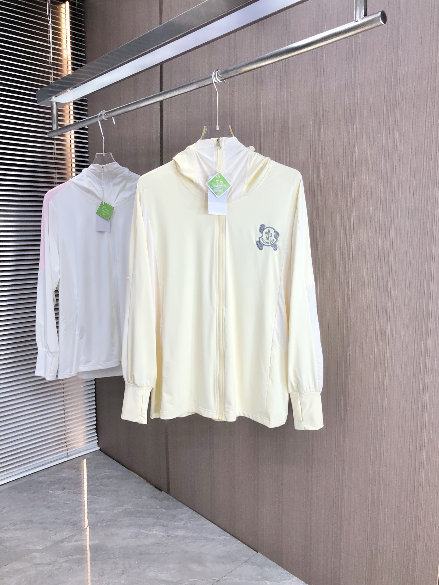 NO:447219,.Covered mouth, lightweight, breathable and comfortable!  The same style for men and women. Specially supplied imported fabric hooded skin clothing anti-ultraviolet rays series thin and light summer savior!  I can weld this sunscreen to my body. It hurts to be chased by the sun when I go out in summer. Who knows it!  Until I met EZ's hooded skin coat. When I put it on, it was like a moving parasol for the skin. It is made of imported fabrics, which are extremely light and you can hardly feel its existence when worn, just like the second layer of skin. The breathability is even more amazing. When the wind blows, the heat will quickly dissipate, keeping it refreshing at all times, and you no longer have to worry about sweating and wetting the back of the clothes. The sun protection is directly full, which can resist ultraviolet rays in all directions, allowing you to play in the sun without any fear of being tanned and sunburned. The hooded design is super considerate, with an extra layer of protection, and also add a 'sun protection shield' to the face. The style is simple and fashionable. You can easily grasp the fashionable feeling when you are commuting, outdoor sports, and wearing jeans or sports pants. With it, you will no longer be afraid of sunlight when traveling in summer!  Family members, hurry up while there is an activity, buy early and enjoy it early!  s-3xL.m wear 175/130 catties, Moncler, jeans, hats, alexander wang19860909.蒙口.轻盈透气舒适！男女同款.特供进口面料连帽款皮肤衣防嗮紫外线衣系列轻薄外夏日救星！这件防晒衣我能焊在身上 夏天出门被太阳追着烤的痛,h谁懂啊！直到我遇到EZ家这款连帽皮肤衣,穿上它,8就像给肌肤撑起了一把移动的遮阳伞. 它用的是特供进口面料,轻盈得不像话,穿上几乎感觉不到它的存在,就像第二层肌肤.透气性能更是一绝,风一吹,热气迅速散去,时刻保持清爽,再也不用担心汗湿衣背. 防晒力直接拉满,能全方位抵御紫外线,让你在阳光下肆意玩耍,完全不怕被晒黑晒伤.连帽设计超贴心,多一层防护,给脸部也加上“防晒盾” . 款式简约又时尚,日常通勤、户外运动,搭牛仔裤或者运动裤,都能轻松拿捏时尚感. 有了它,夏日出行不再怕晒！家人们,趁有活动赶紧冲,早买早享受！s-3xL.m穿175/130斤,,Moncler,jeans,hats,alexander wang,Men's clothing